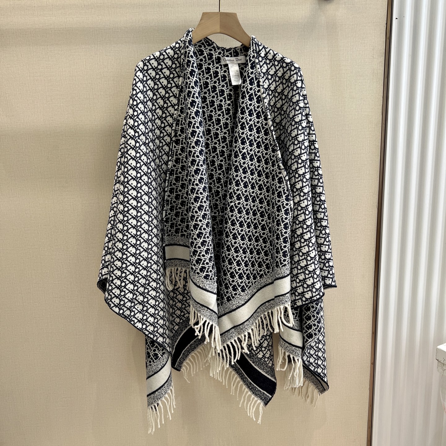 DIOR 迪奥千鸟格提花logo印花斗篷 材质:100%克什米尔进口羊绒寸:140*140CM超级惊艳的