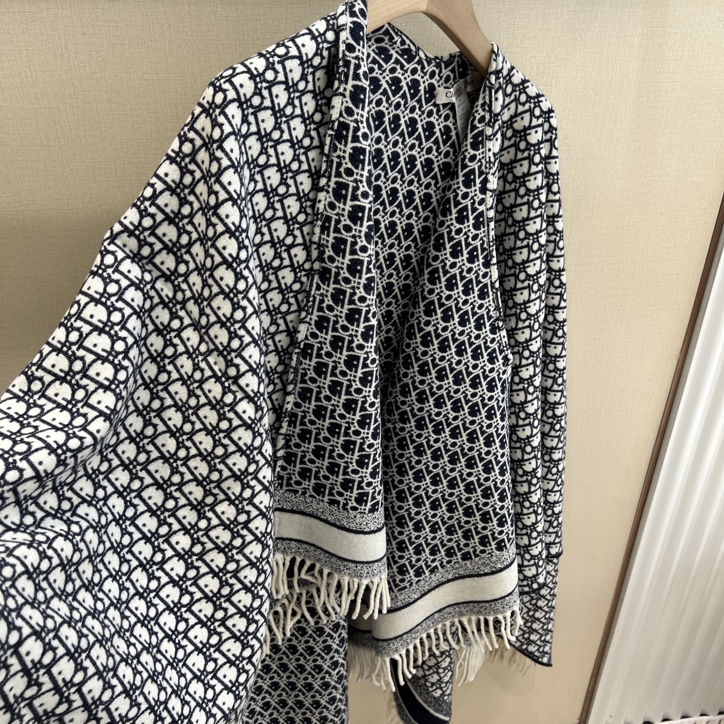 DIOR 迪奥千鸟格提花logo印花斗篷 材质:100%克什米尔进口羊绒寸:140*140CM超级惊艳的