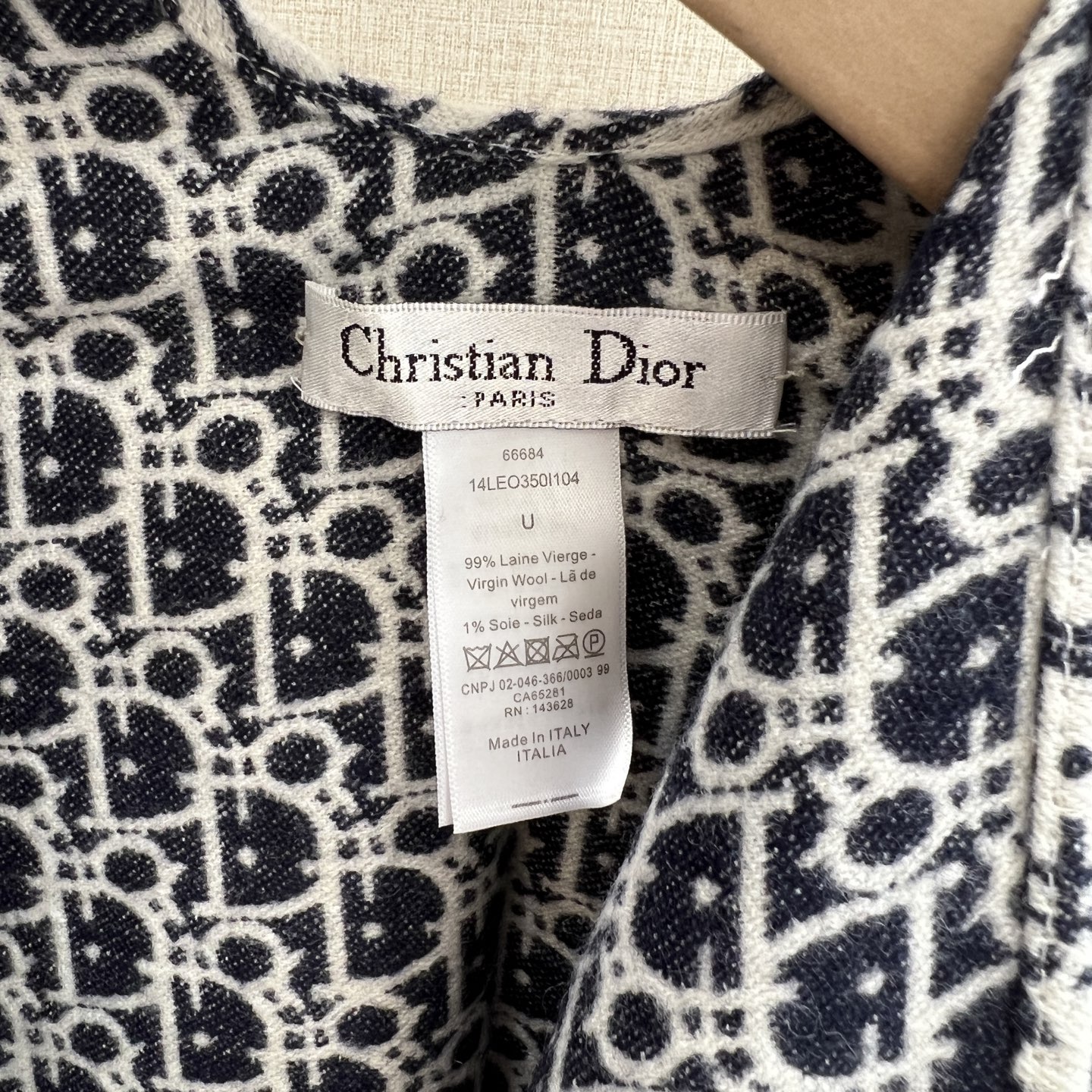 DIOR 迪奥千鸟格提花logo印花斗篷 材质:100%克什米尔进口羊绒寸:140*140CM超级惊艳的