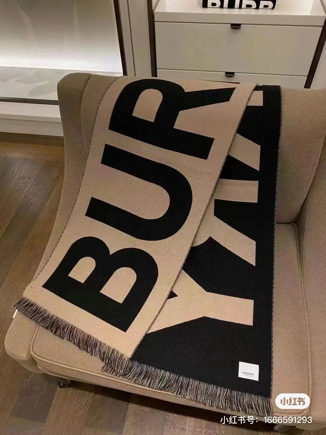 人手一条推荐！！！Burberry最新双面大字母围巾！！】超级推荐！！大字母Logo简约大牌！正反双色，