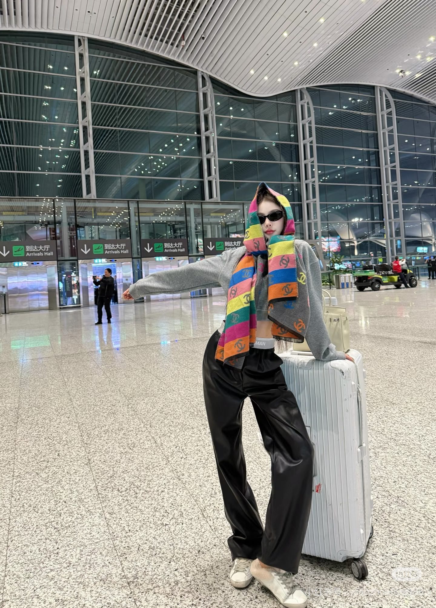 爆款彩虹围巾果然是芭比的配色，上身非常好看香奈儿彩虹围巾，chanel24c 早春新品彩虹亮丝围巾披肩，