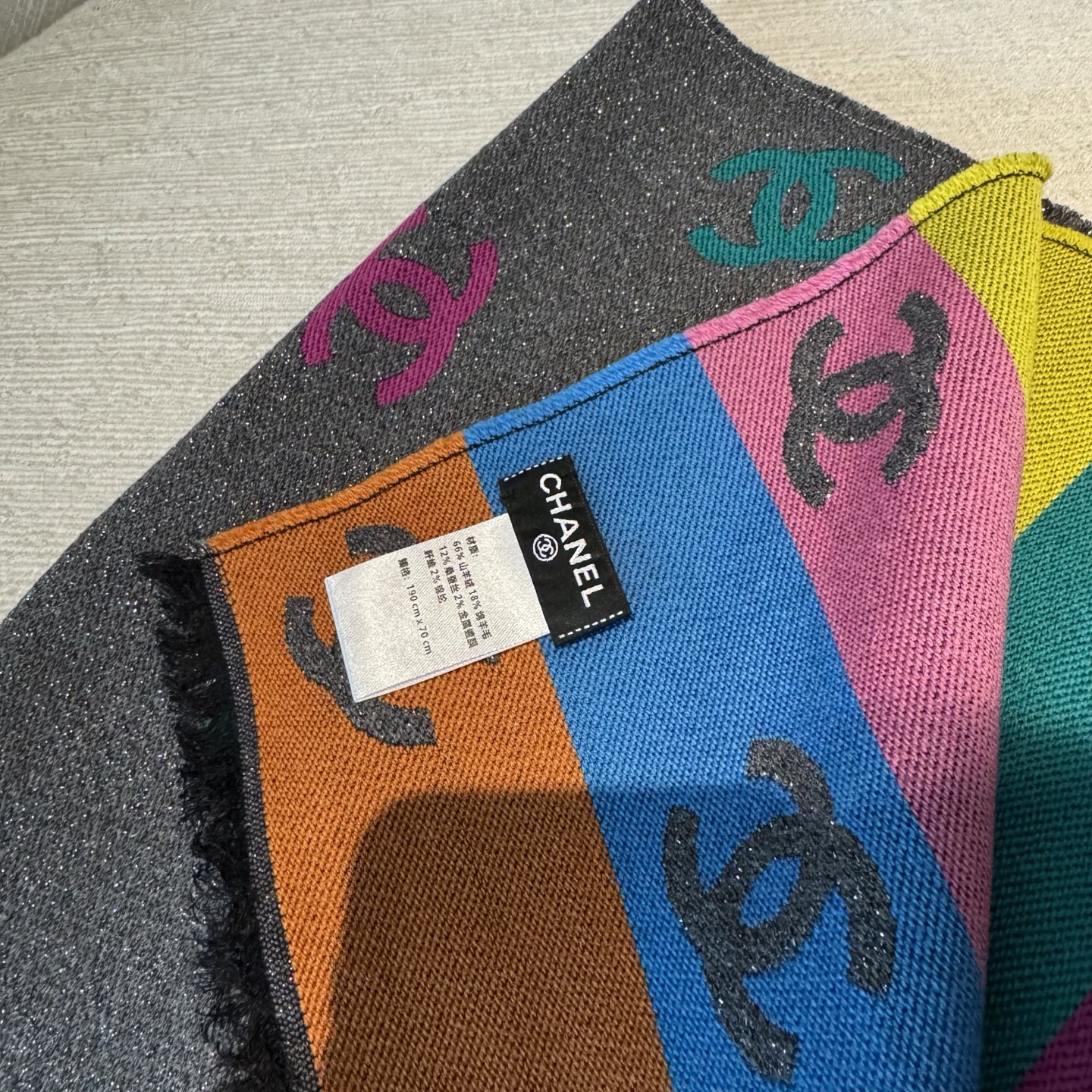 爆款彩虹围巾果然是芭比的配色，上身非常好看香奈儿彩虹围巾，chanel24c 早春新品彩虹亮丝围巾披肩，