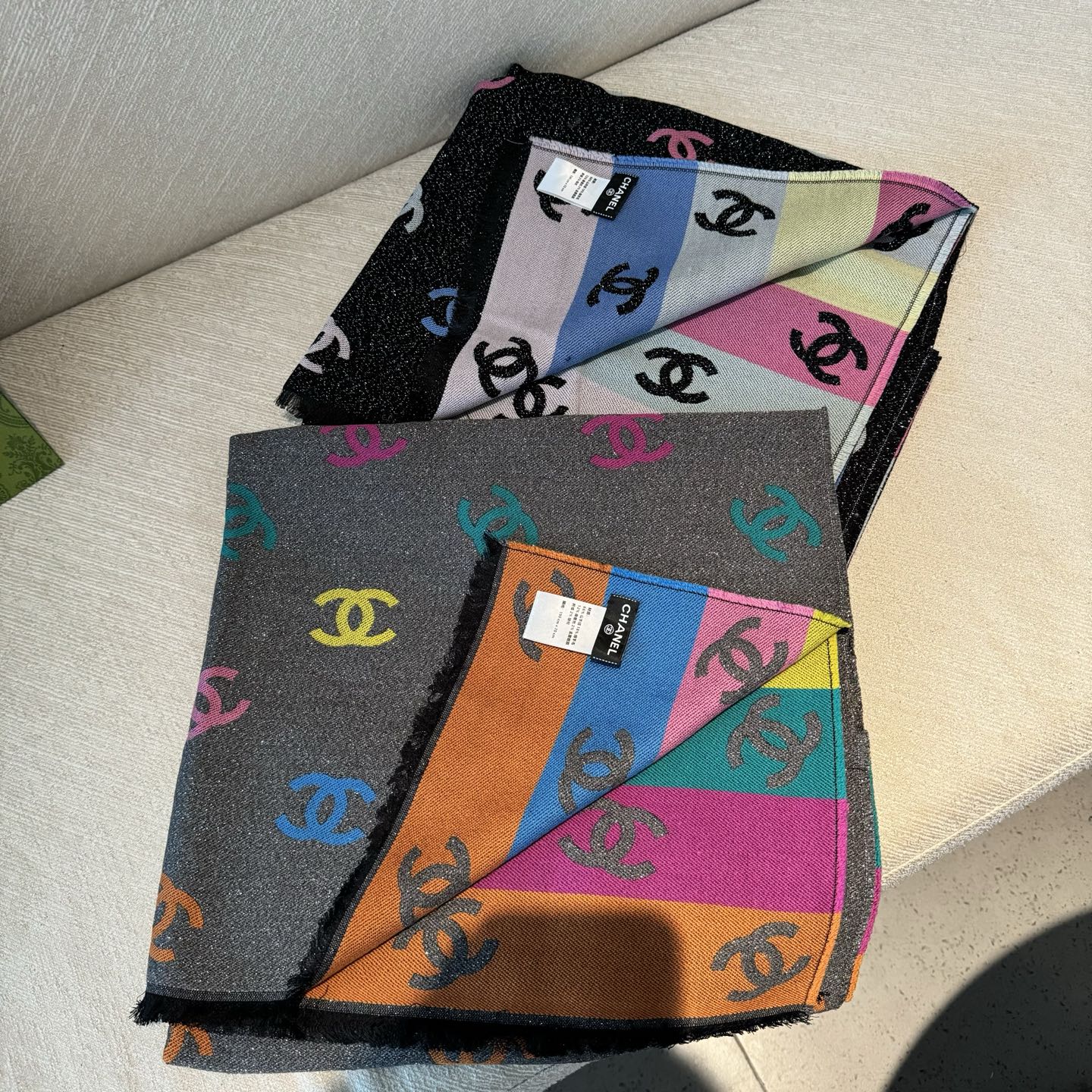 爆款彩虹围巾果然是芭比的配色，上身非常好看香奈儿彩虹围巾，chanel24c 早春新品彩虹亮丝围巾披肩，