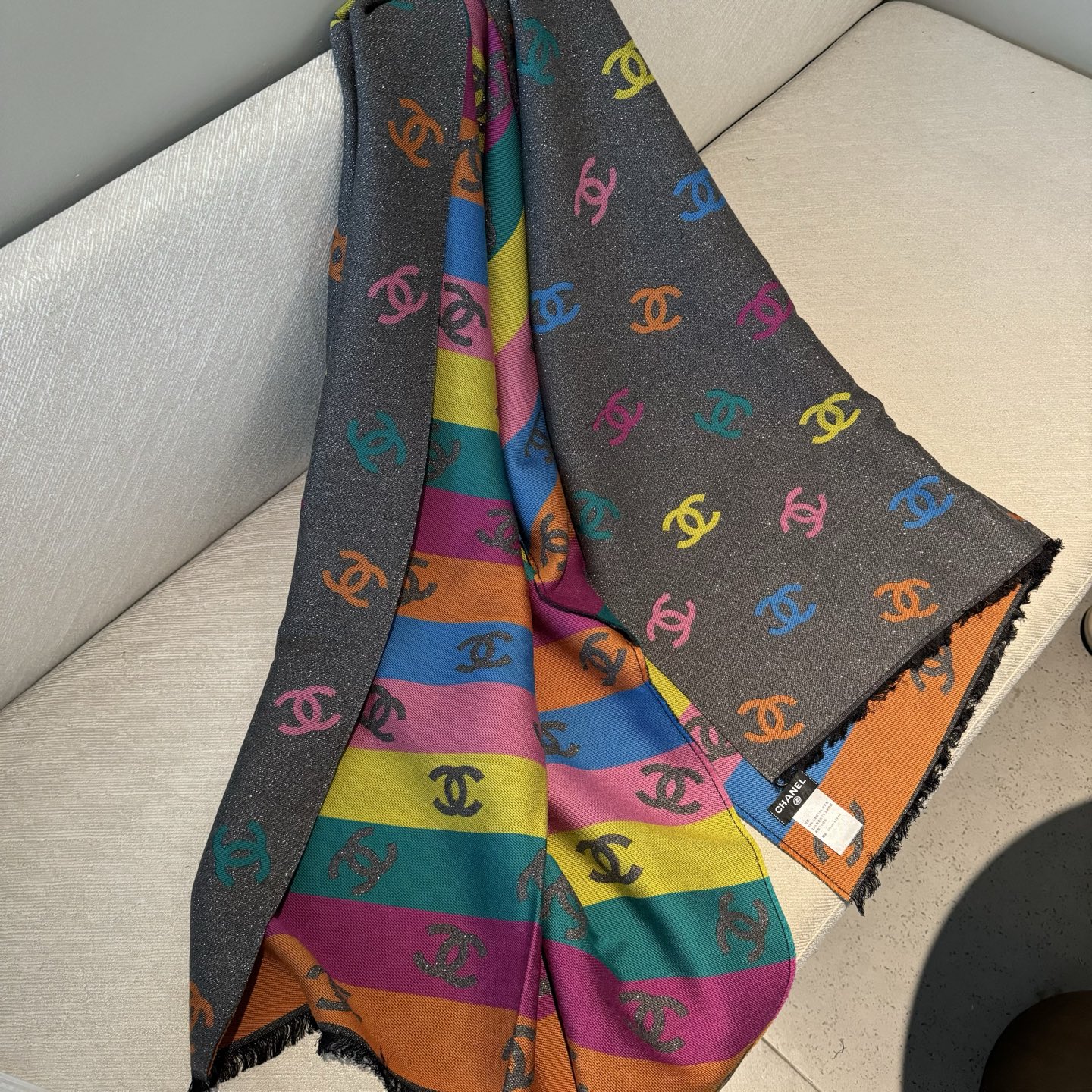 爆款彩虹围巾果然是芭比的配色，上身非常好看香奈儿彩虹围巾，chanel24c 早春新品彩虹亮丝围巾披肩，