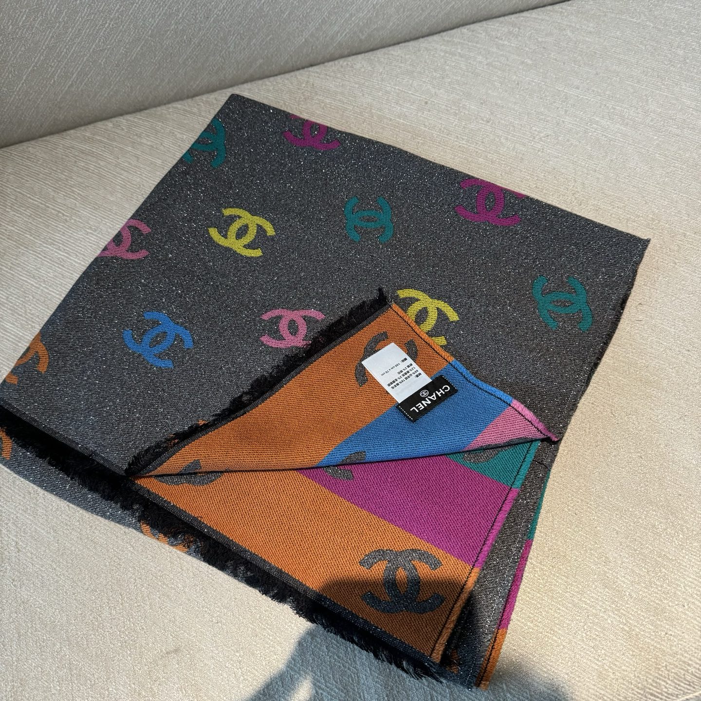 爆款彩虹围巾果然是芭比的配色，上身非常好看香奈儿彩虹围巾，chanel24c 早春新品彩虹亮丝围巾披肩，