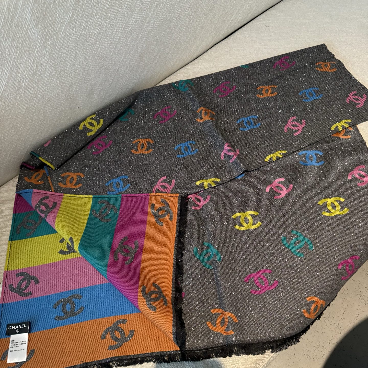 爆款彩虹围巾果然是芭比的配色，上身非常好看香奈儿彩虹围巾，chanel24c 早春新品彩虹亮丝围巾披肩，