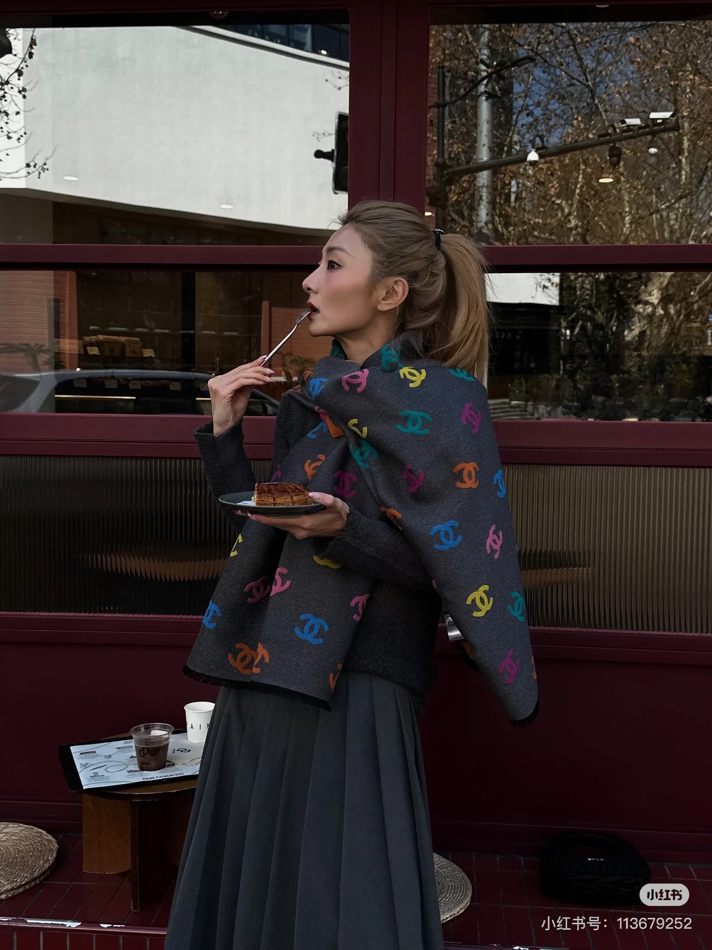 爆款彩虹围巾果然是芭比的配色，上身非常好看香奈儿彩虹围巾，chanel24c 早春新品彩虹亮丝围巾披肩，