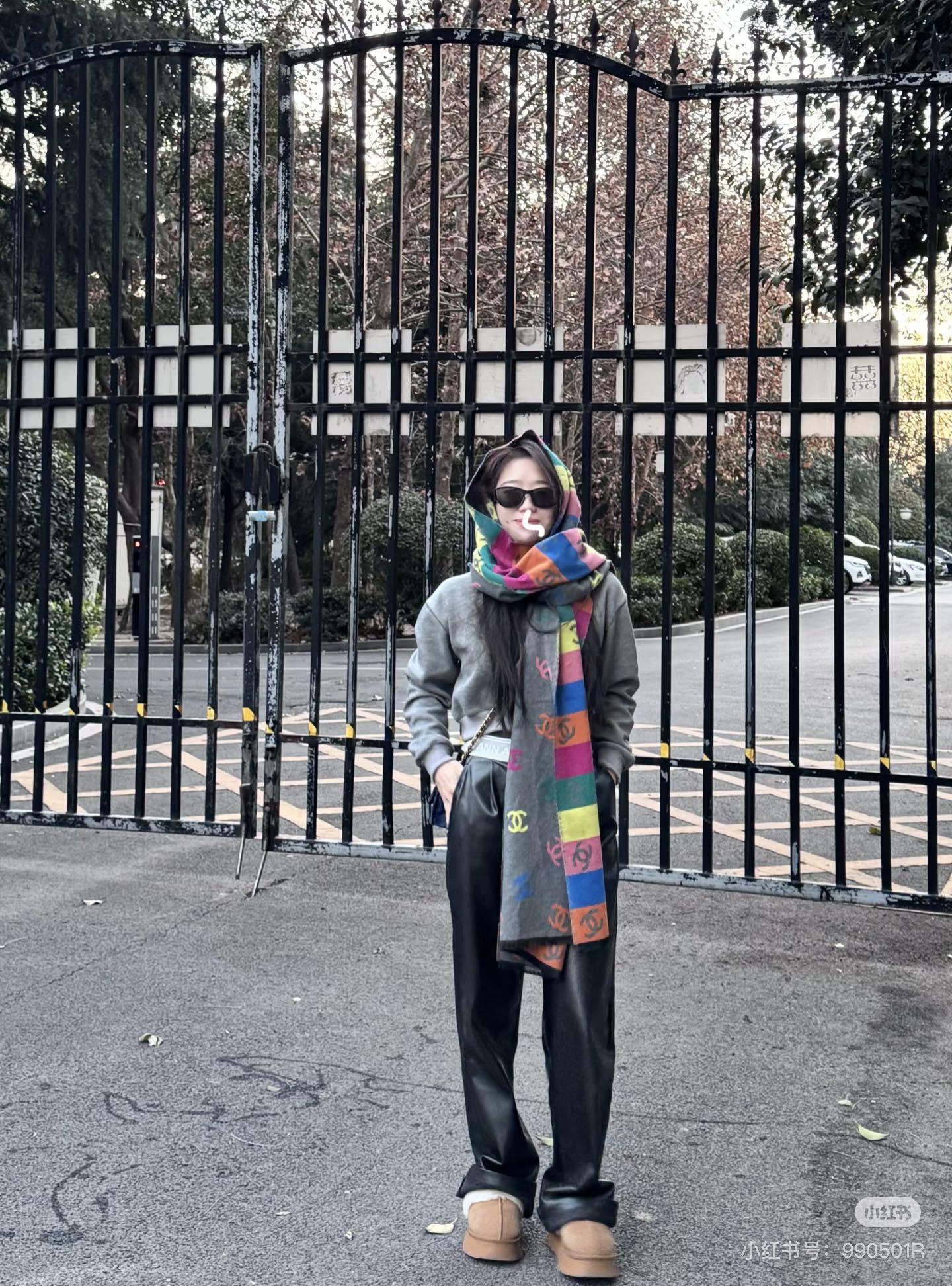 爆款彩虹围巾果然是芭比的配色，上身非常好看香奈儿彩虹围巾，chanel24c 早春新品彩虹亮丝围巾披肩，