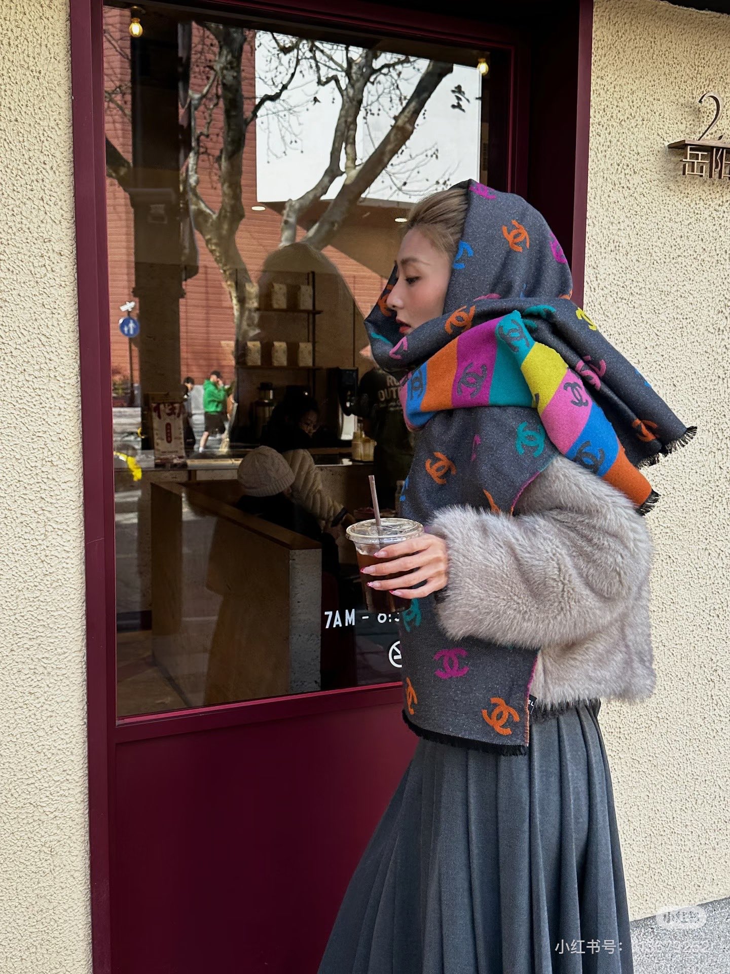 爆款彩虹围巾果然是芭比的配色，上身非常好看香奈儿彩虹围巾，chanel24c 早春新品彩虹亮丝围巾披肩，