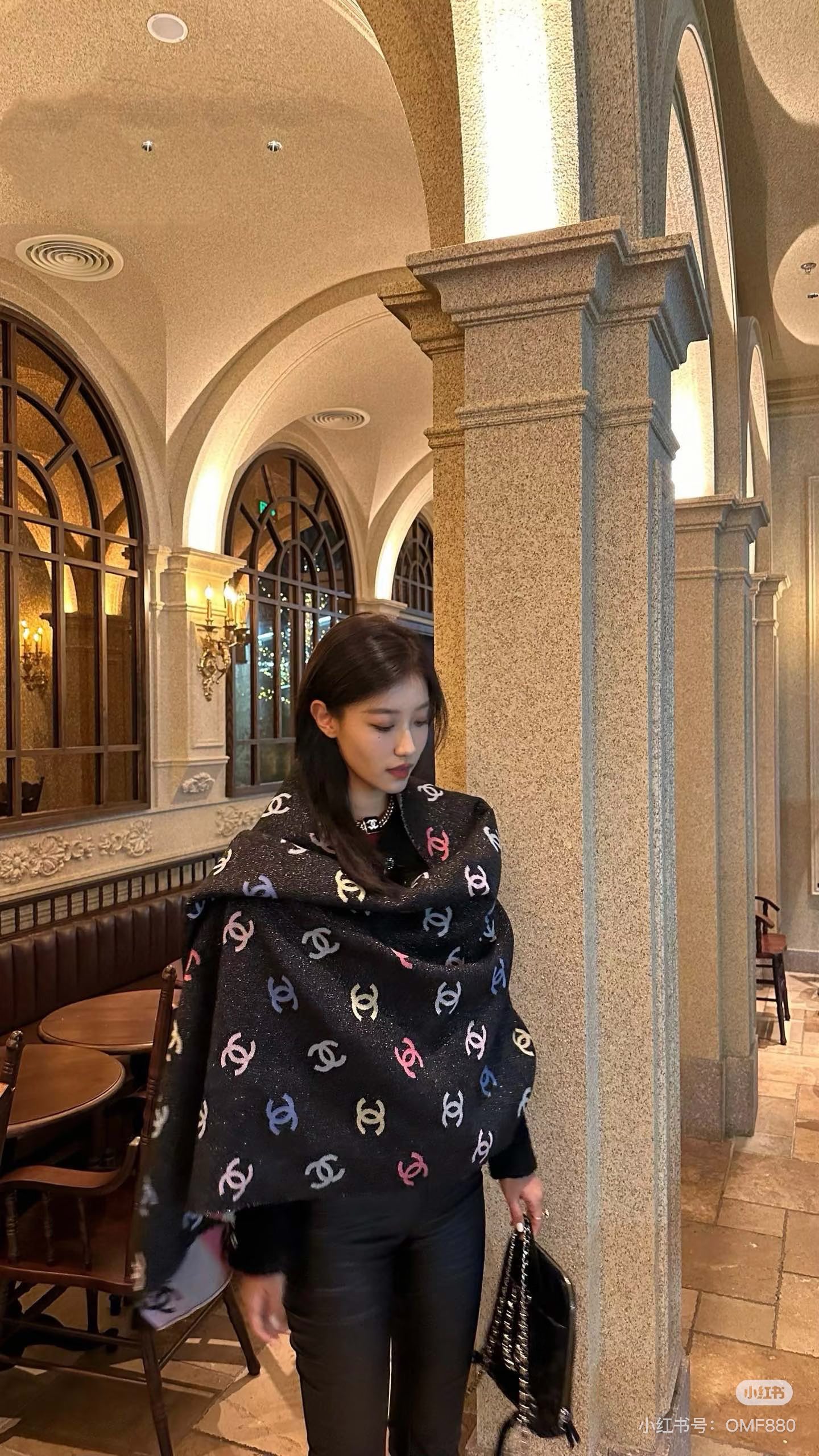 爆款彩虹围巾果然是芭比的配色，上身非常好看香奈儿彩虹围巾，chanel24c 早春新品彩虹亮丝围巾披肩，