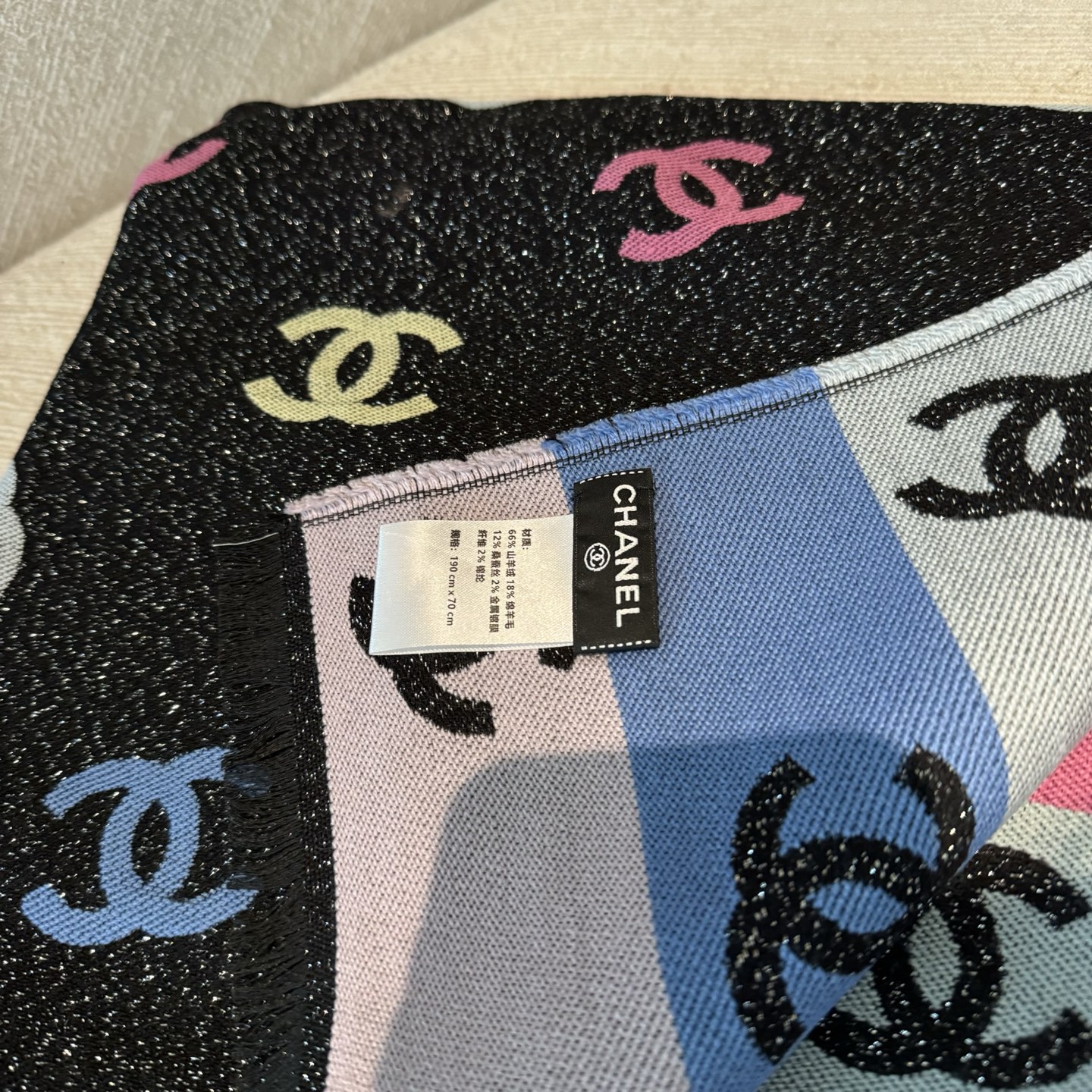 爆款彩虹围巾果然是芭比的配色，上身非常好看香奈儿彩虹围巾，chanel24c 早春新品彩虹亮丝围巾披肩，