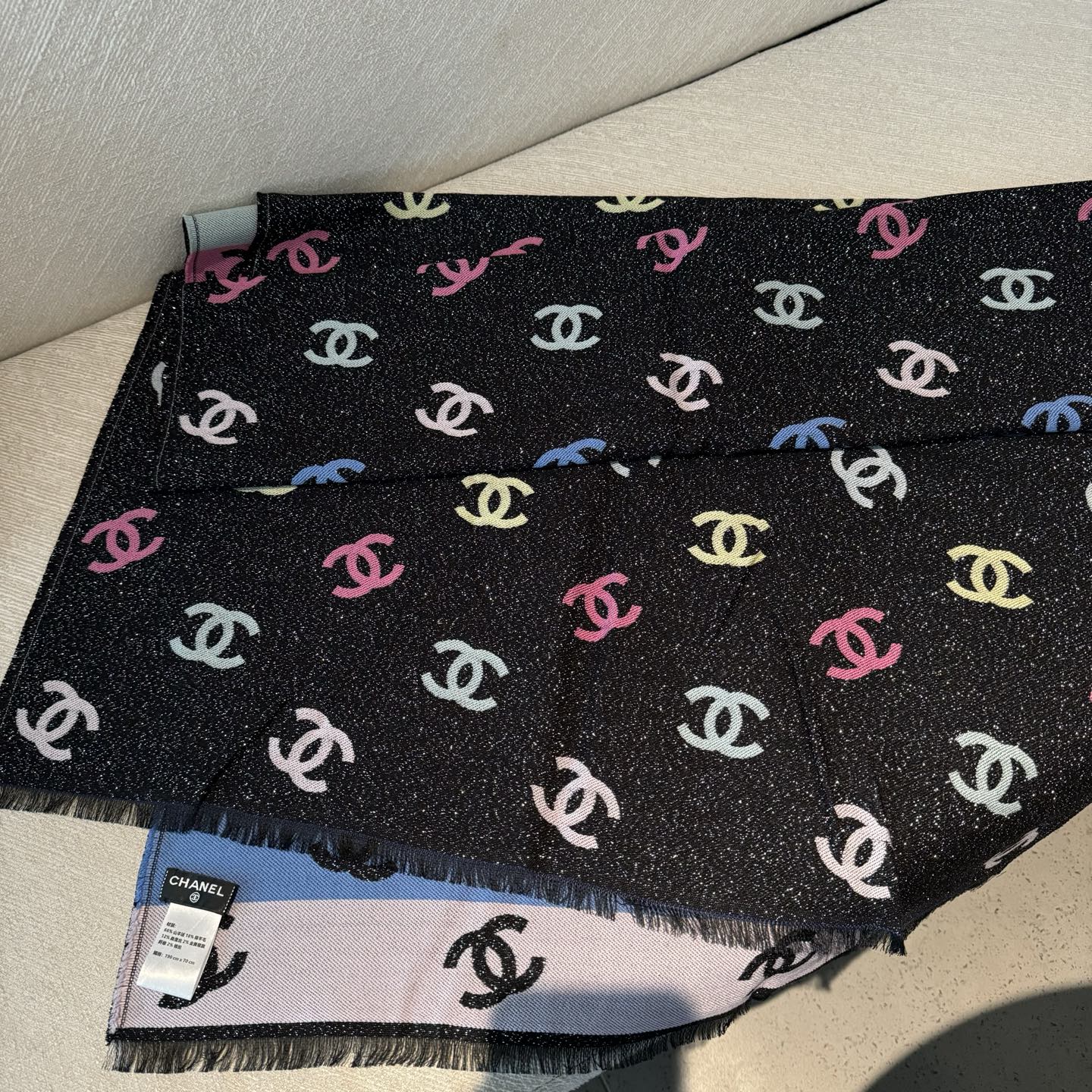 爆款彩虹围巾果然是芭比的配色，上身非常好看香奈儿彩虹围巾，chanel24c 早春新品彩虹亮丝围巾披肩，