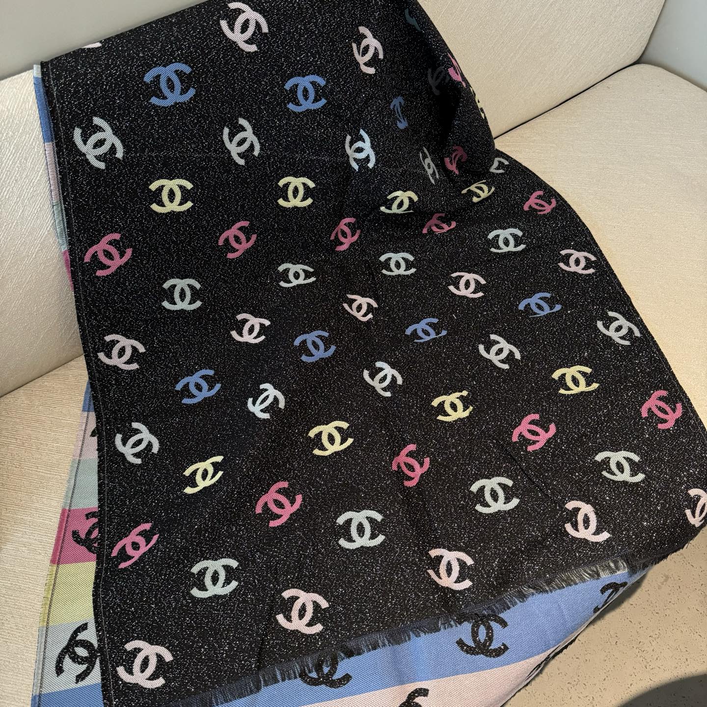 爆款彩虹围巾果然是芭比的配色，上身非常好看香奈儿彩虹围巾，chanel24c 早春新品彩虹亮丝围巾披肩，