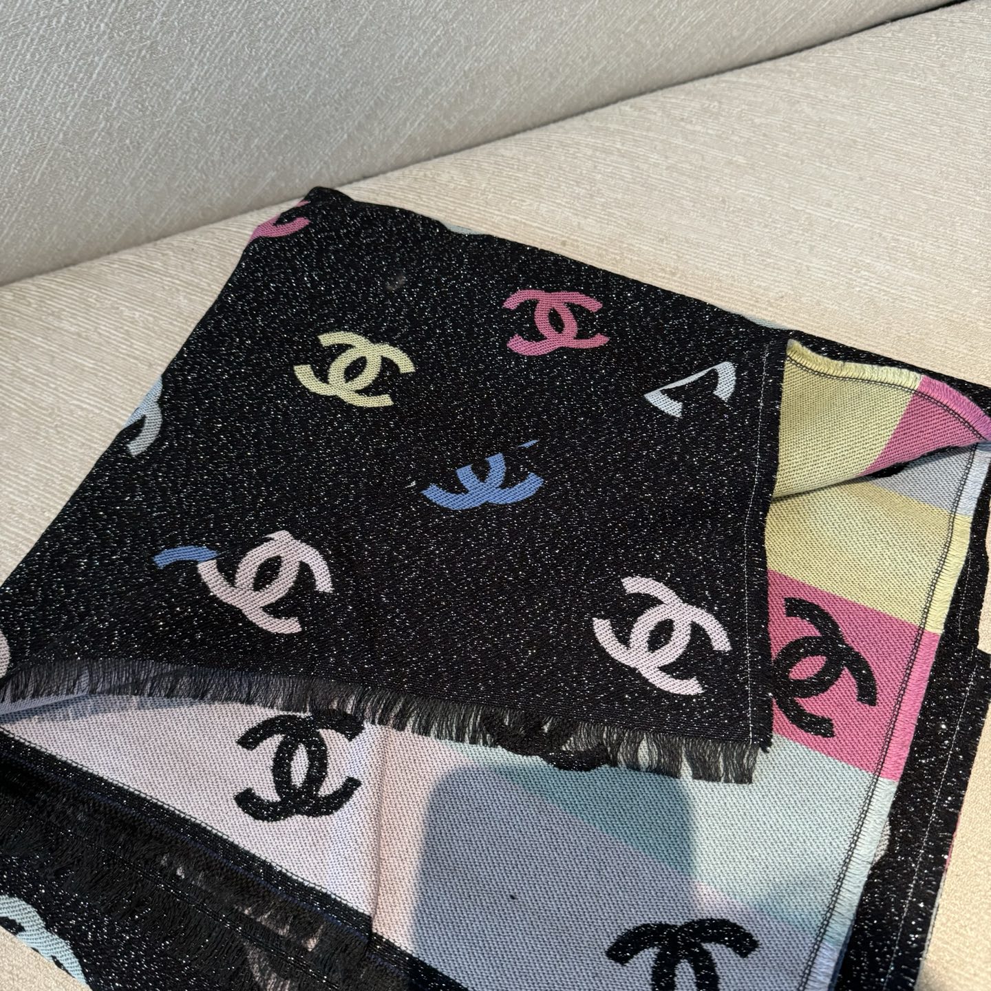 爆款彩虹围巾果然是芭比的配色，上身非常好看香奈儿彩虹围巾，chanel24c 早春新品彩虹亮丝围巾披肩，