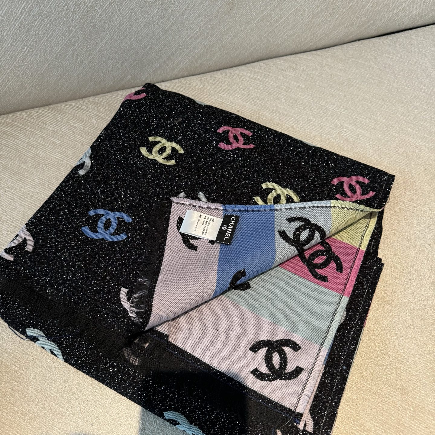 爆款彩虹围巾果然是芭比的配色，上身非常好看香奈儿彩虹围巾，chanel24c 早春新品彩虹亮丝围巾披肩，