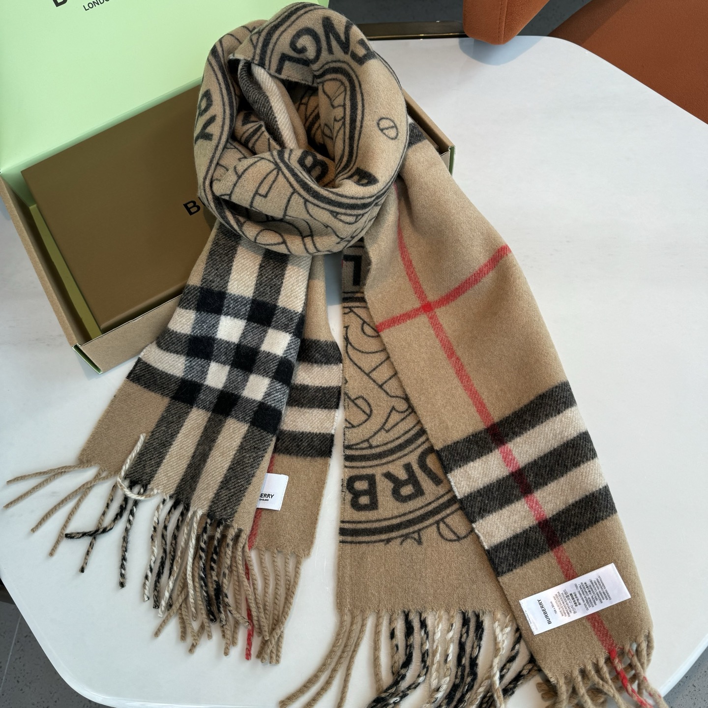 细节图来咯❕Bur新款双色双面徽标羊绒围巾，徽章应花系列男女通用款‼️大气简单 双面的设计一条等于两条，