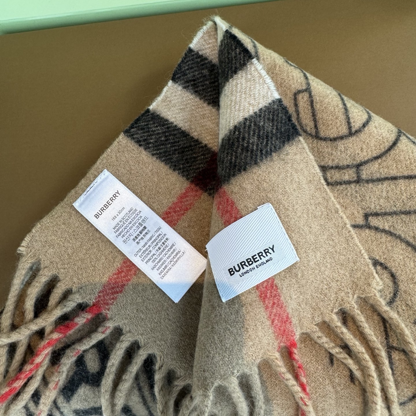 细节图来咯❕Bur新款双色双面徽标羊绒围巾，徽章应花系列男女通用款‼️大气简单 双面的设计一条等于两条，