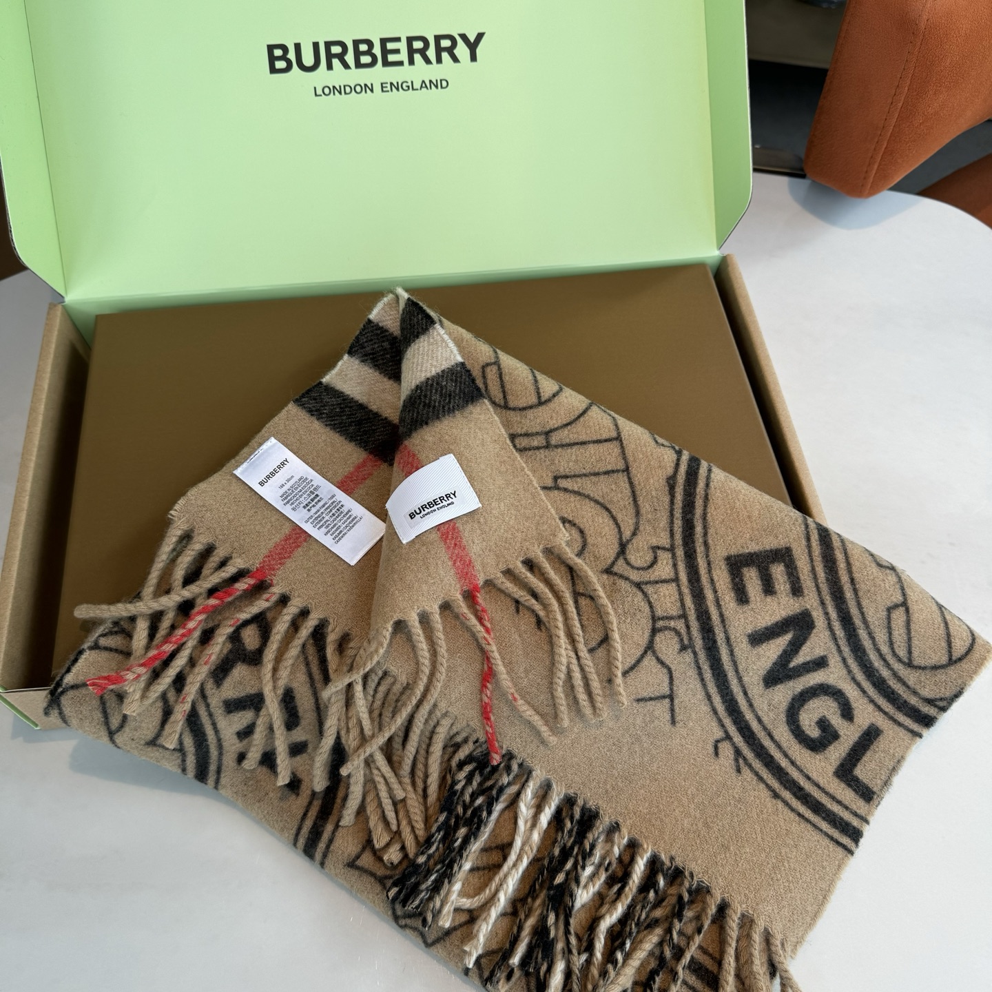 细节图来咯❕Bur新款双色双面徽标羊绒围巾，徽章应花系列男女通用款‼️大气简单 双面的设计一条等于两条，