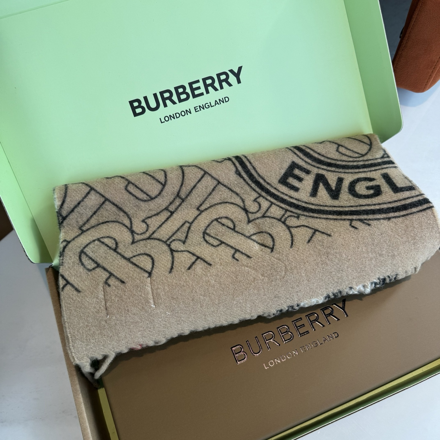 细节图来咯❕Bur新款双色双面徽标羊绒围巾，徽章应花系列男女通用款‼️大气简单 双面的设计一条等于两条，