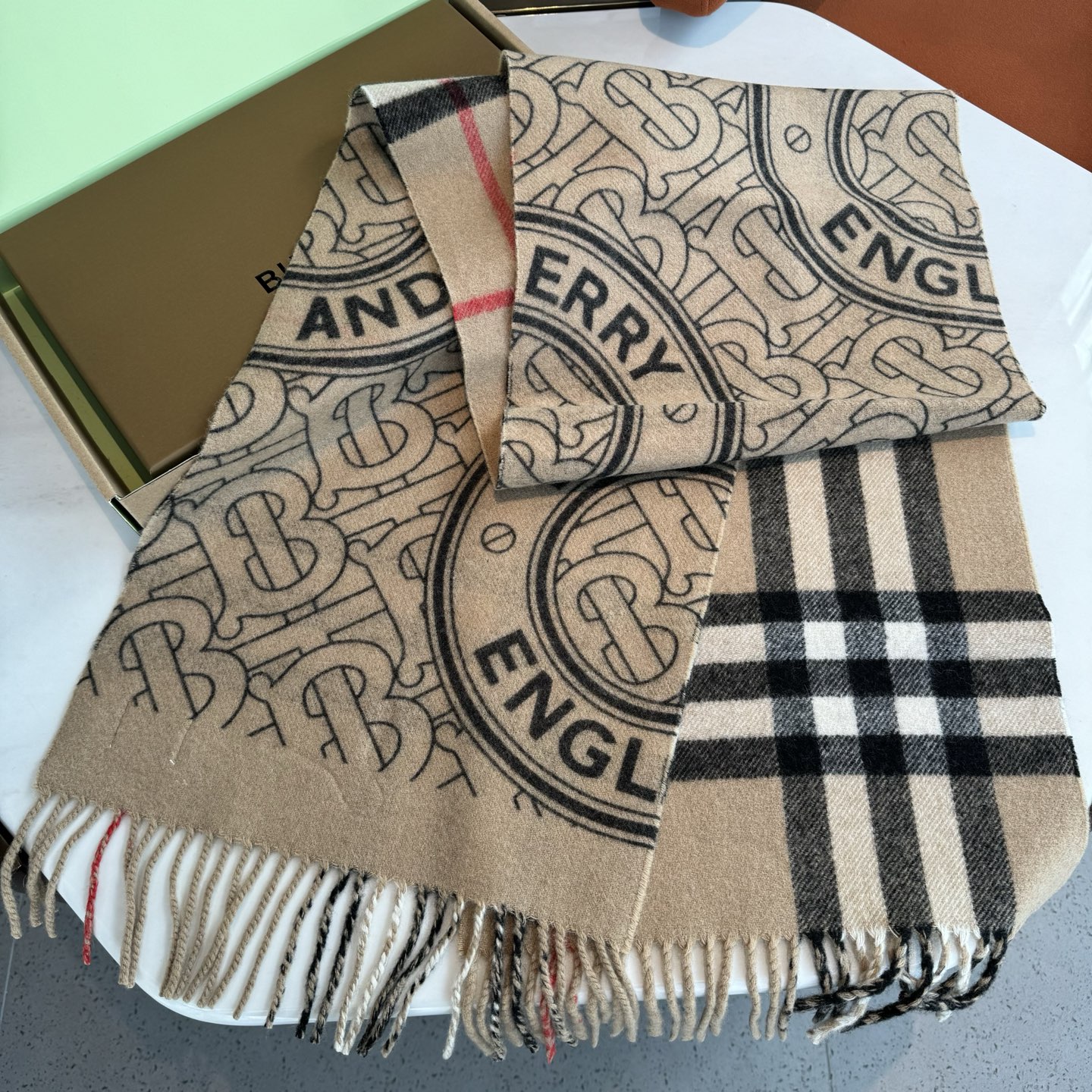 细节图来咯❕Bur新款双色双面徽标羊绒围巾，徽章应花系列男女通用款‼️大气简单 双面的设计一条等于两条，