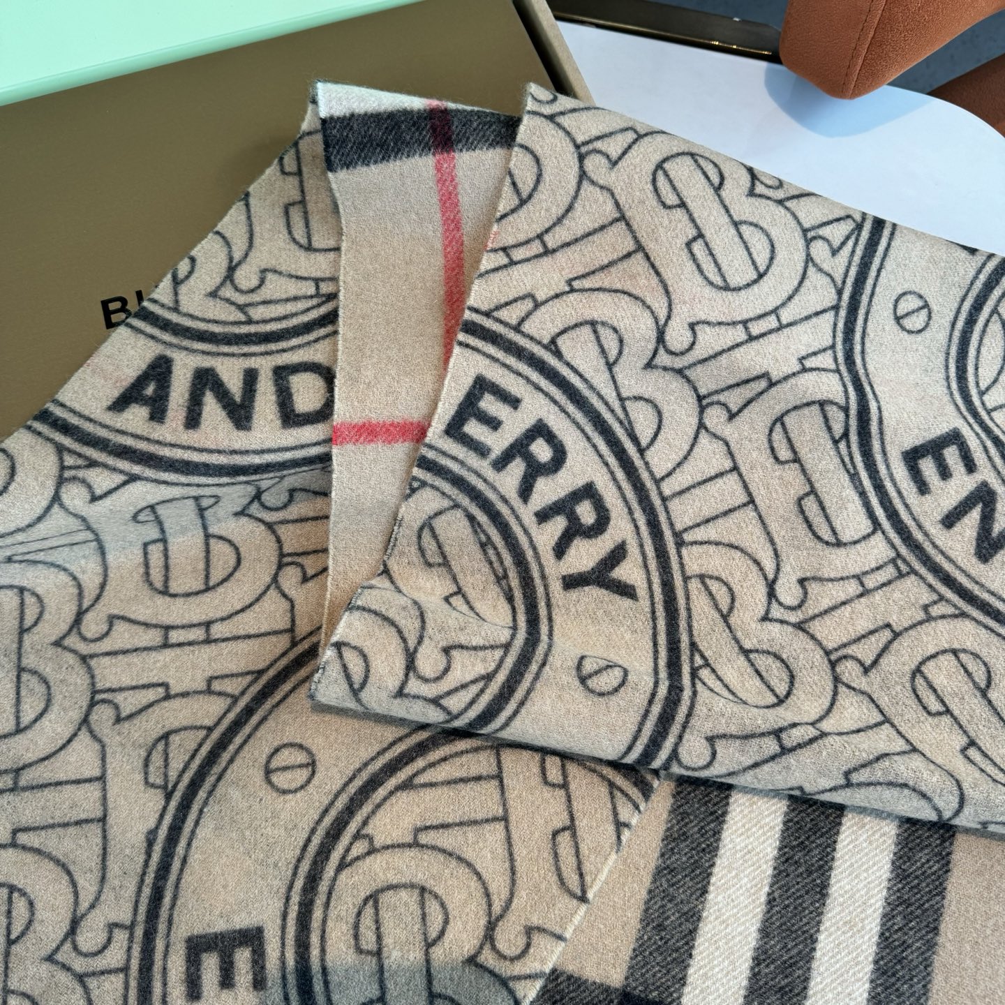 细节图来咯❕Bur新款双色双面徽标羊绒围巾，徽章应花系列男女通用款‼️大气简单 双面的设计一条等于两条，