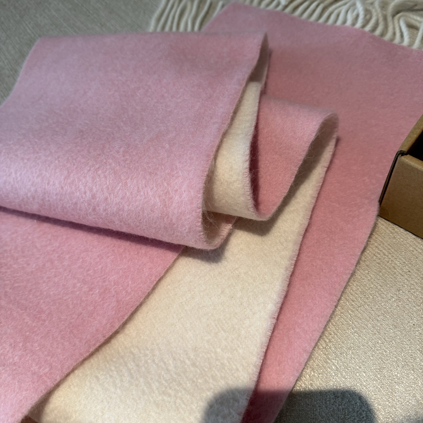 Lv新款 粉粉嫩嫩的羊毛围巾 快来入手58%羊毛➕42%羊驼毛 网红专柜都在抢断货 现货发售 尺寸是22