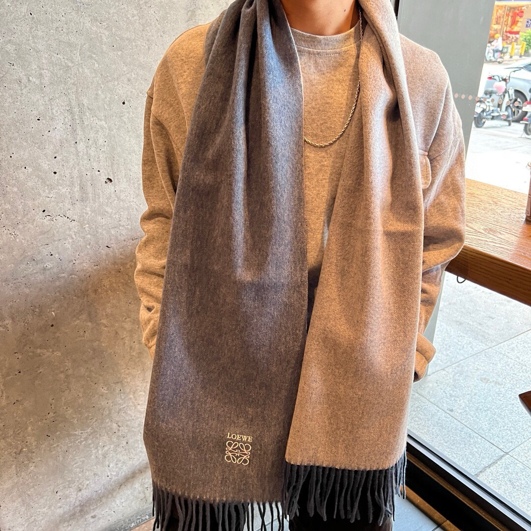 🆕 【▪Loewe · 罗意威️难得一见的温柔配色，低调又不失优雅❗️】重点推荐❗️双面配色，一条围巾两