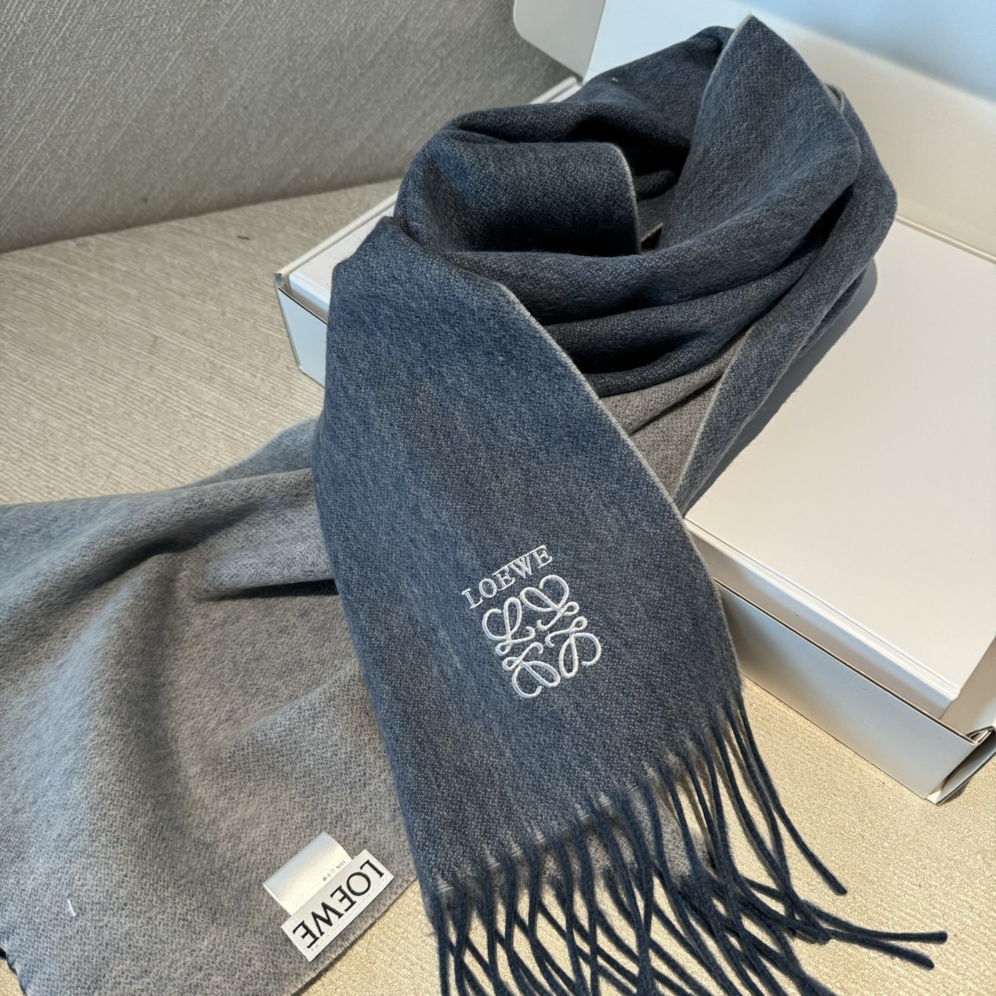 🆕 【▪Loewe · 罗意威️难得一见的温柔配色，低调又不失优雅❗️】重点推荐❗️双面配色，一条围巾两