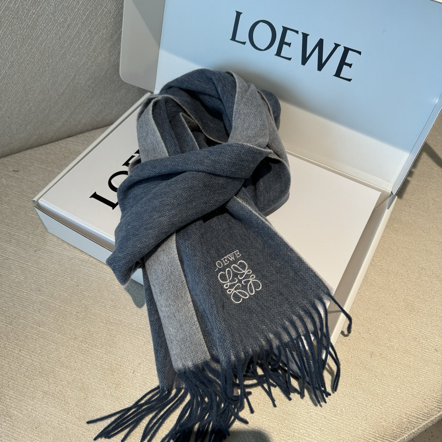 🆕 【▪Loewe · 罗意威️难得一见的温柔配色，低调又不失优雅❗️】重点推荐❗️双面配色，一条围巾两