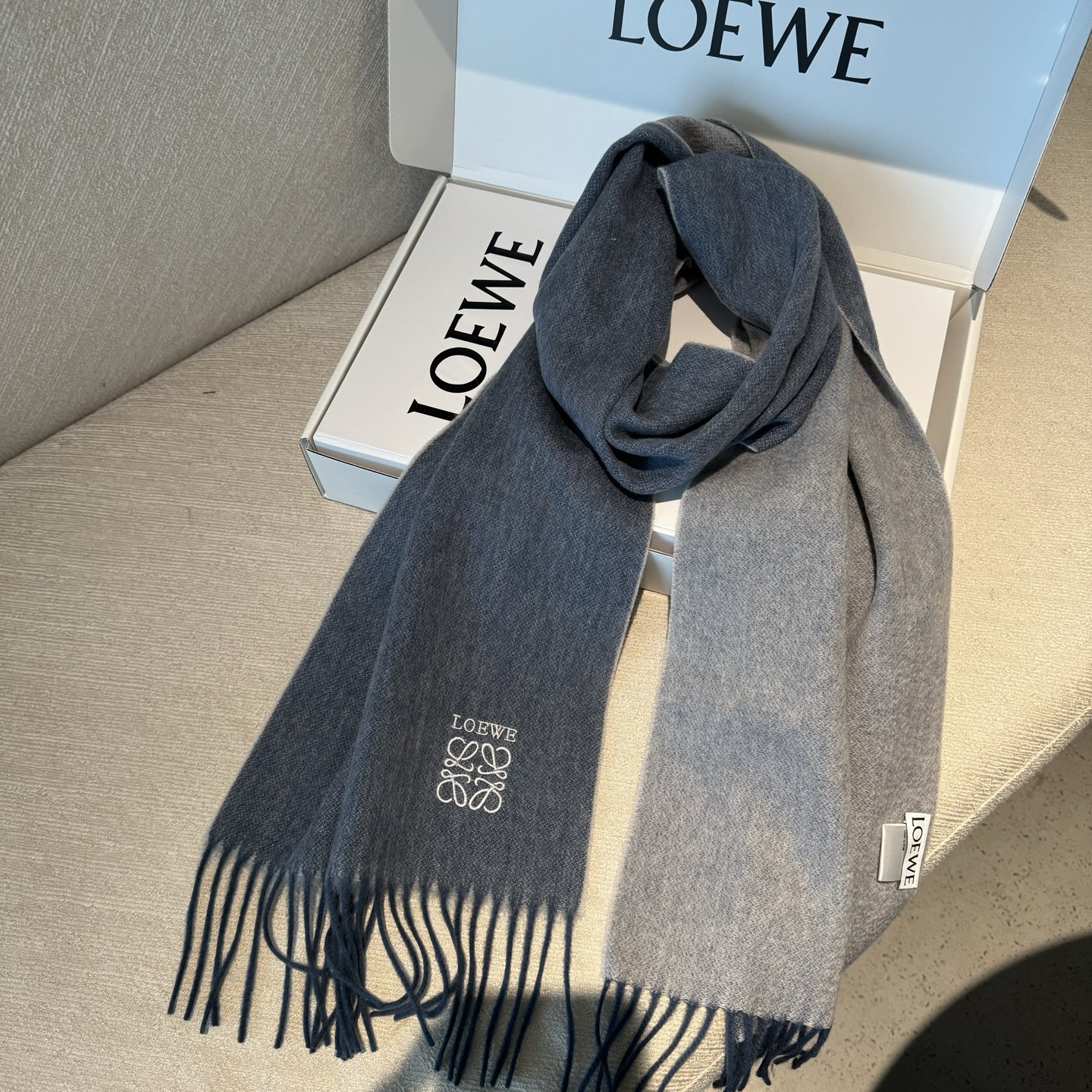 🆕 【▪Loewe · 罗意威️难得一见的温柔配色，低调又不失优雅❗️】重点推荐❗️双面配色，一条围巾两