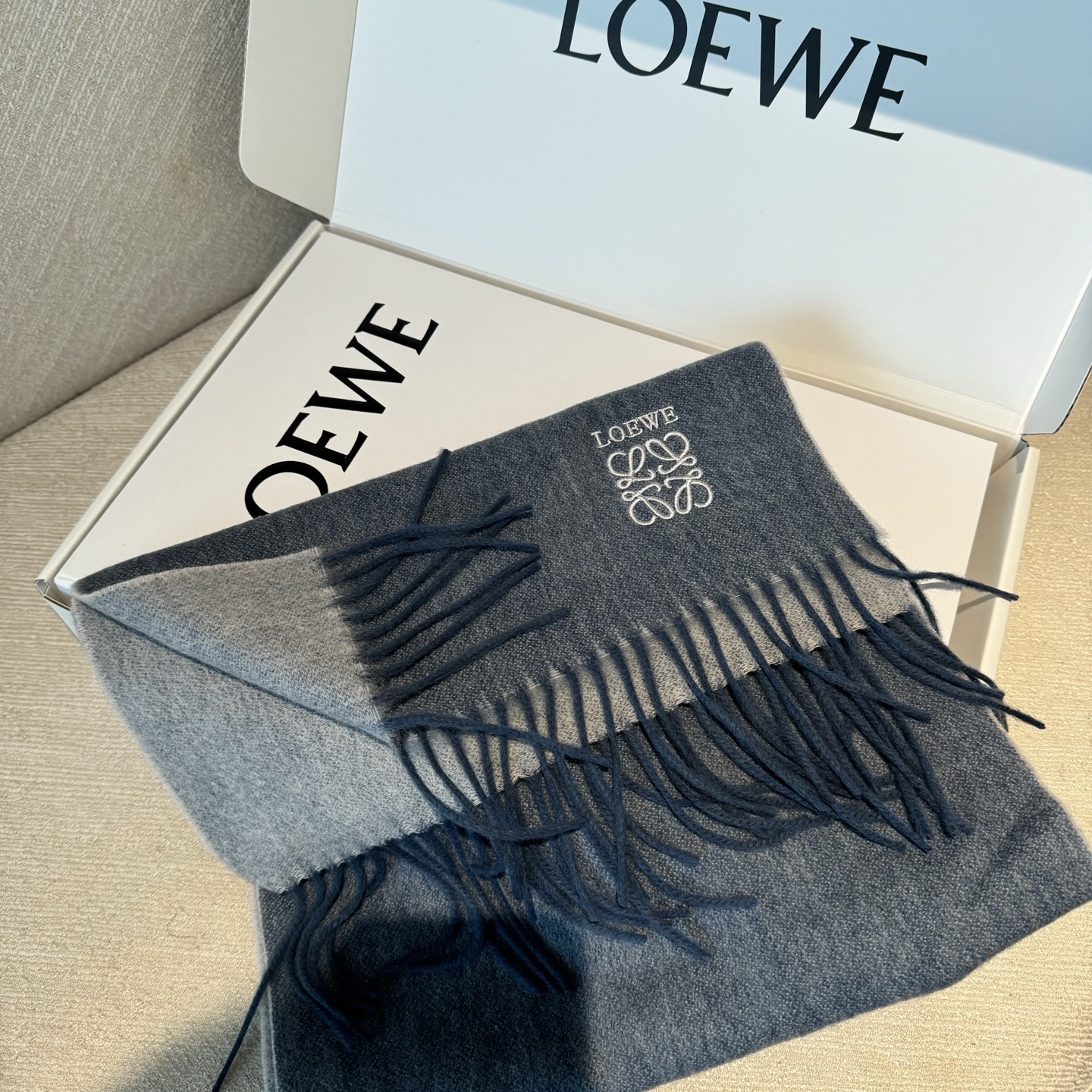 🆕 【▪Loewe · 罗意威️难得一见的温柔配色，低调又不失优雅❗️】重点推荐❗️双面配色，一条围巾两