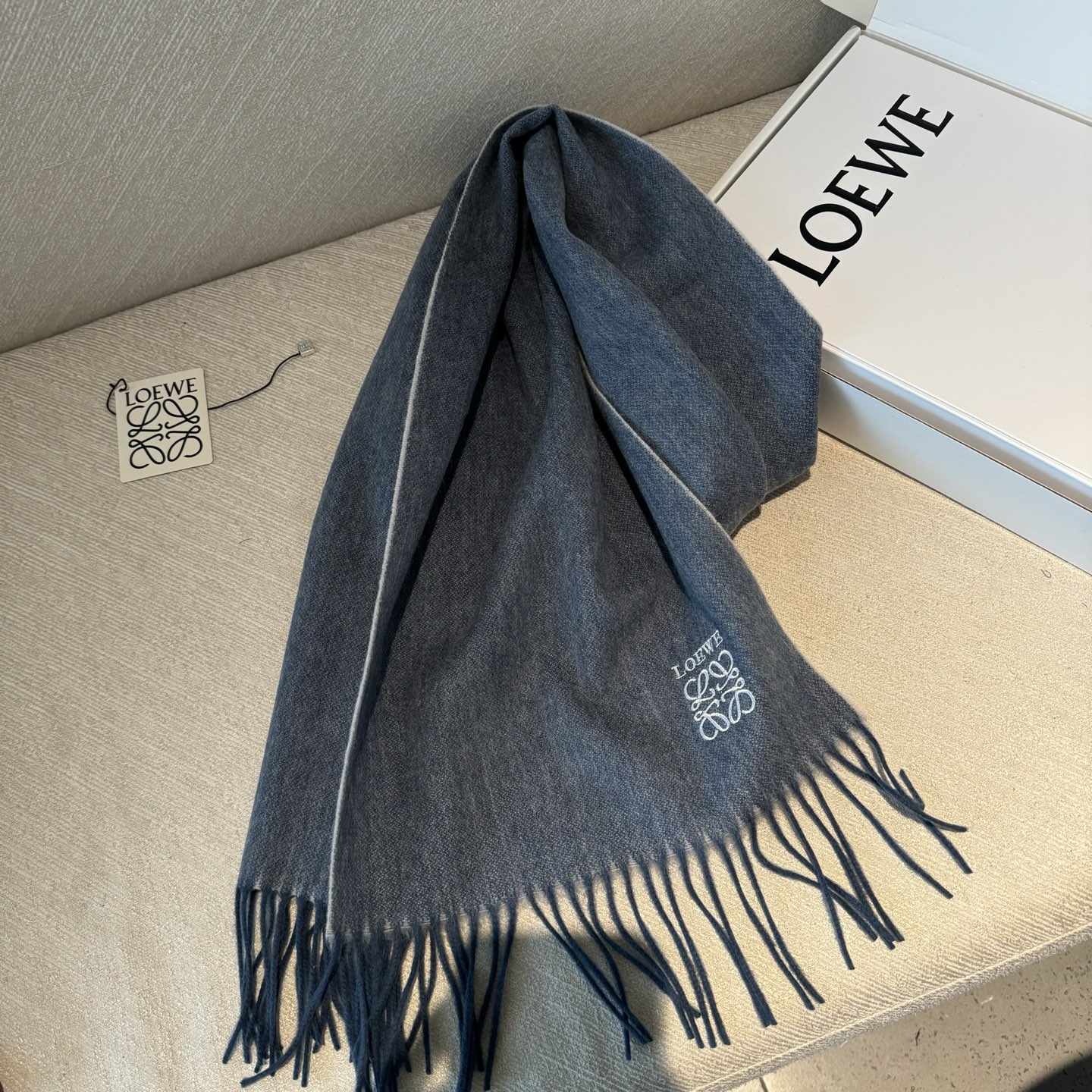 🆕 【▪Loewe · 罗意威️难得一见的温柔配色，低调又不失优雅❗️】重点推荐❗️双面配色，一条围巾两