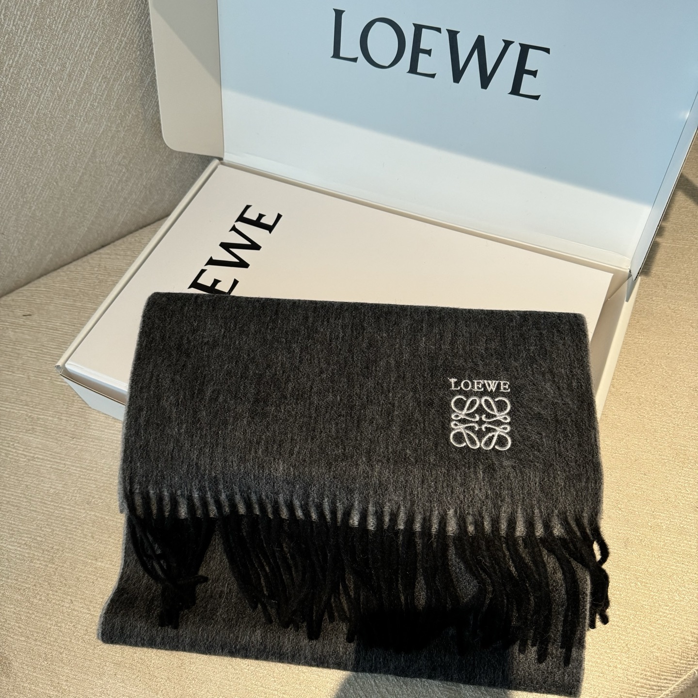 🆕 【▪Loewe · 罗意威️难得一见的温柔配色，低调又不失优雅❗️】重点推荐❗️双面配色，一条围巾两