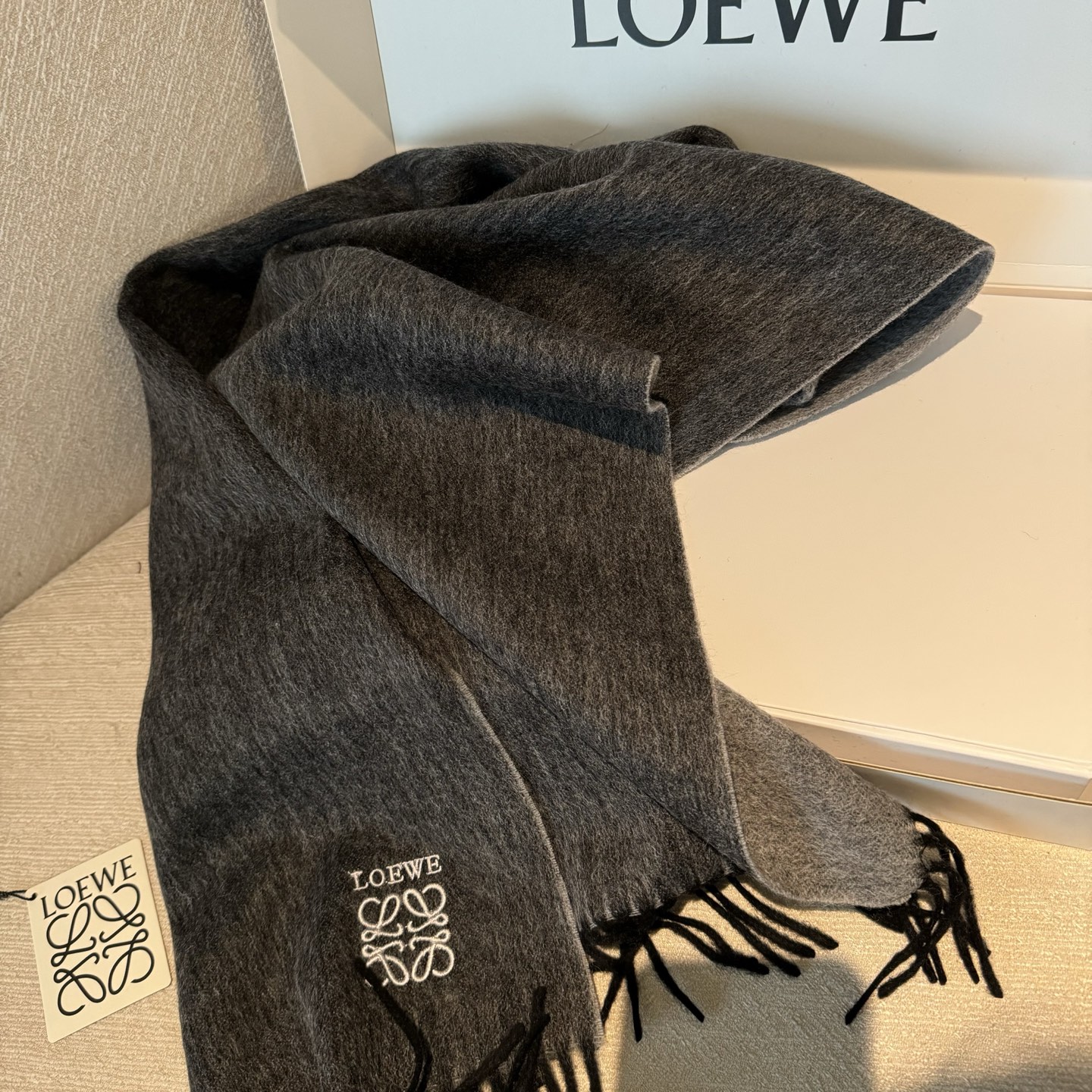 🆕 【▪Loewe · 罗意威️难得一见的温柔配色，低调又不失优雅❗️】重点推荐❗️双面配色，一条围巾两