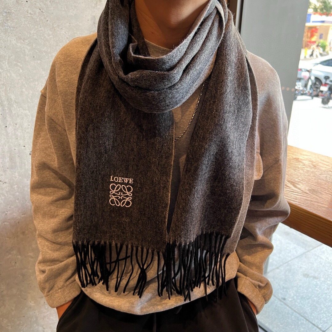 🆕 【▪Loewe · 罗意威️难得一见的温柔配色，低调又不失优雅❗️】重点推荐❗️双面配色，一条围巾两