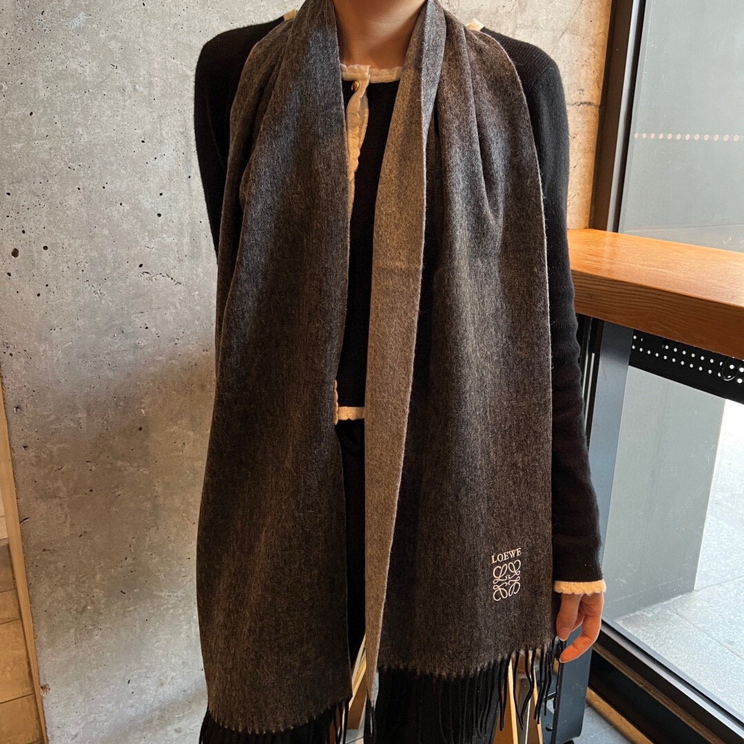 🆕 【▪Loewe · 罗意威️难得一见的温柔配色，低调又不失优雅❗️】重点推荐❗️双面配色，一条围巾两