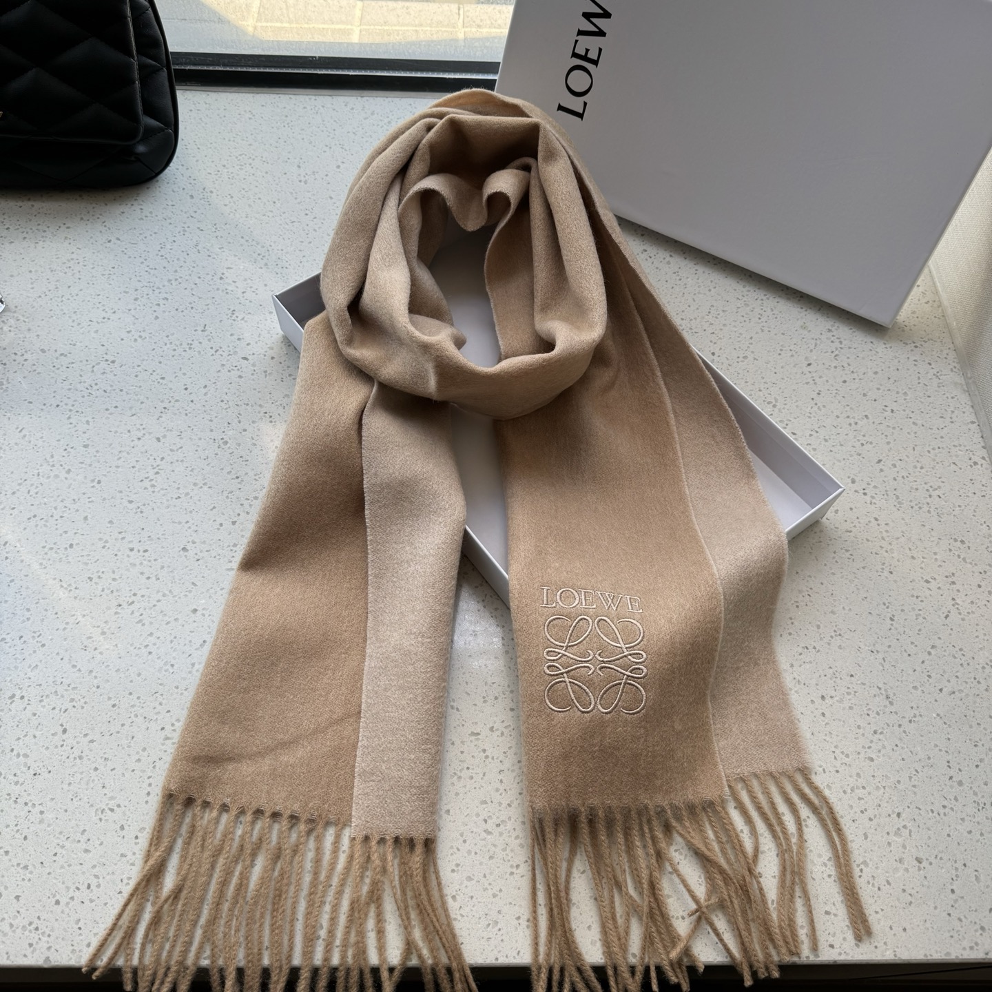 🆕 【▪Loewe · 罗意威️难得一见的温柔配色，低调又不失优雅❗️】重点推荐❗️双面配色，一条围巾两