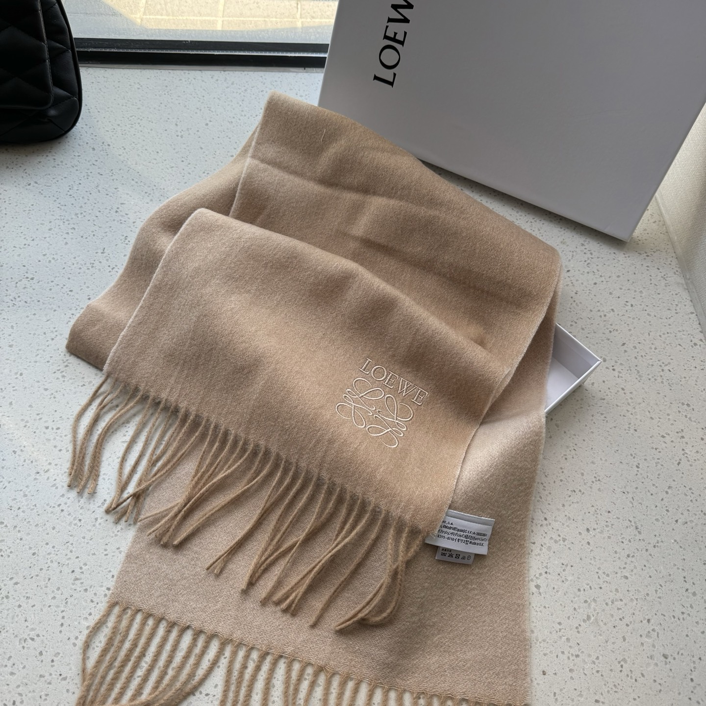 🆕 【▪Loewe · 罗意威️难得一见的温柔配色，低调又不失优雅❗️】重点推荐❗️双面配色，一条围巾两