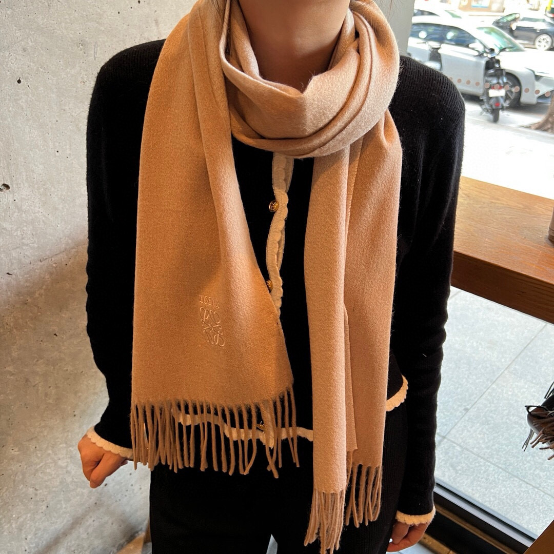 🆕 【▪Loewe · 罗意威️难得一见的温柔配色，低调又不失优雅❗️】重点推荐❗️双面配色，一条围巾两
