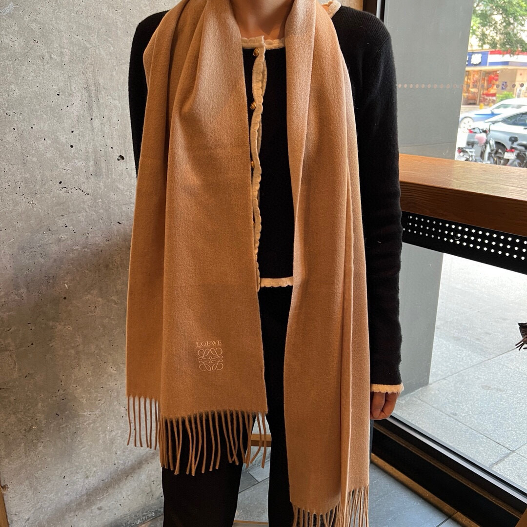 🆕 【▪Loewe · 罗意威️难得一见的温柔配色，低调又不失优雅❗️】重点推荐❗️双面配色，一条围巾两