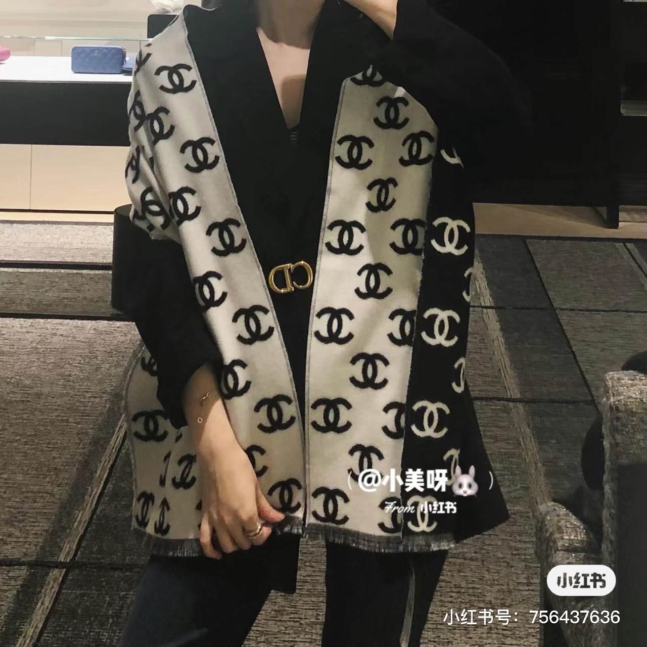 Chanel 新款秋冬经典系列围巾极致黑与白的碰撞，经典的灰色系打造，加上经典的满Logo点缀，浑身上身