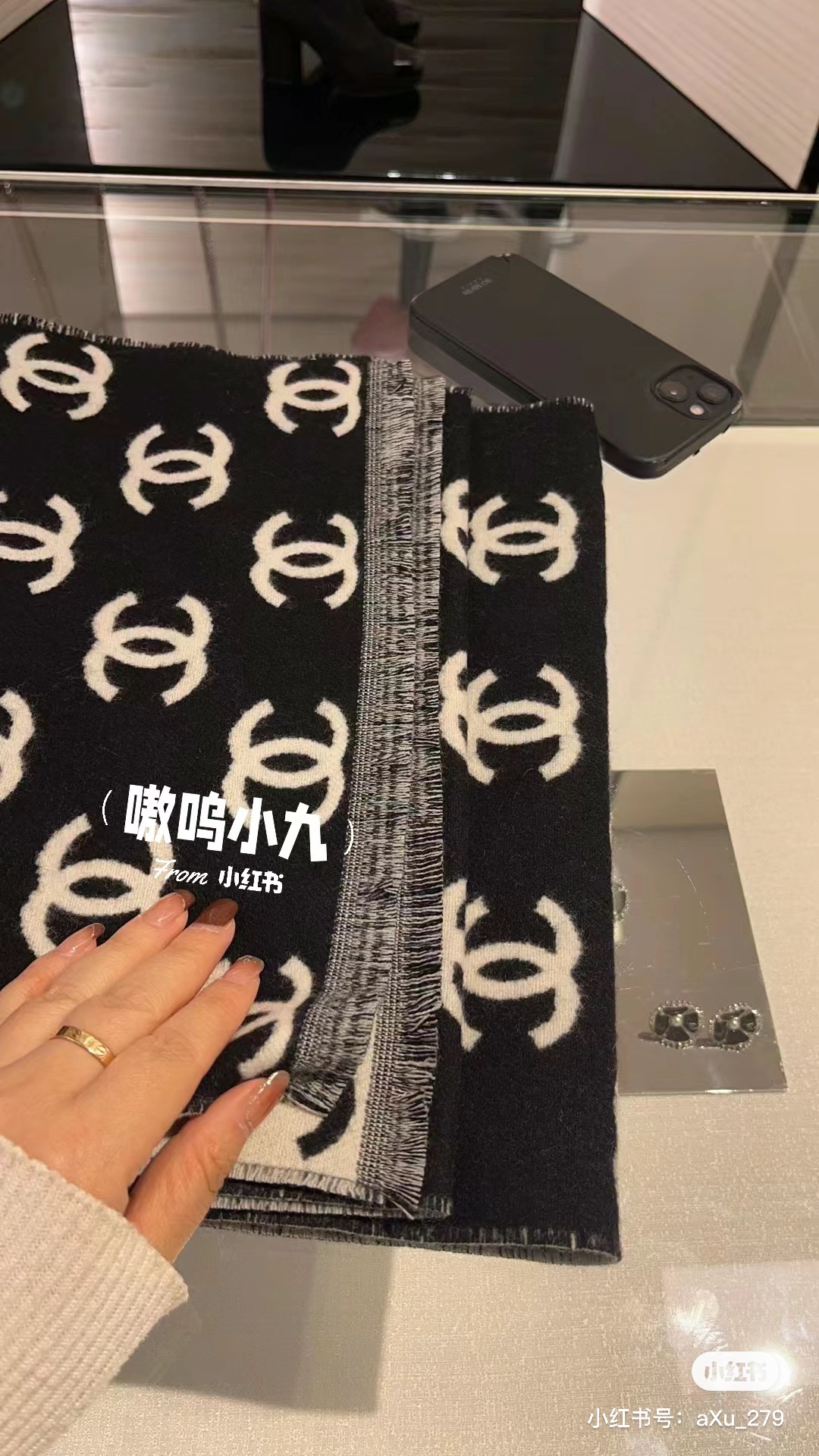 Chanel 新款秋冬经典系列围巾极致黑与白的碰撞，经典的灰色系打造，加上经典的满Logo点缀，浑身上身