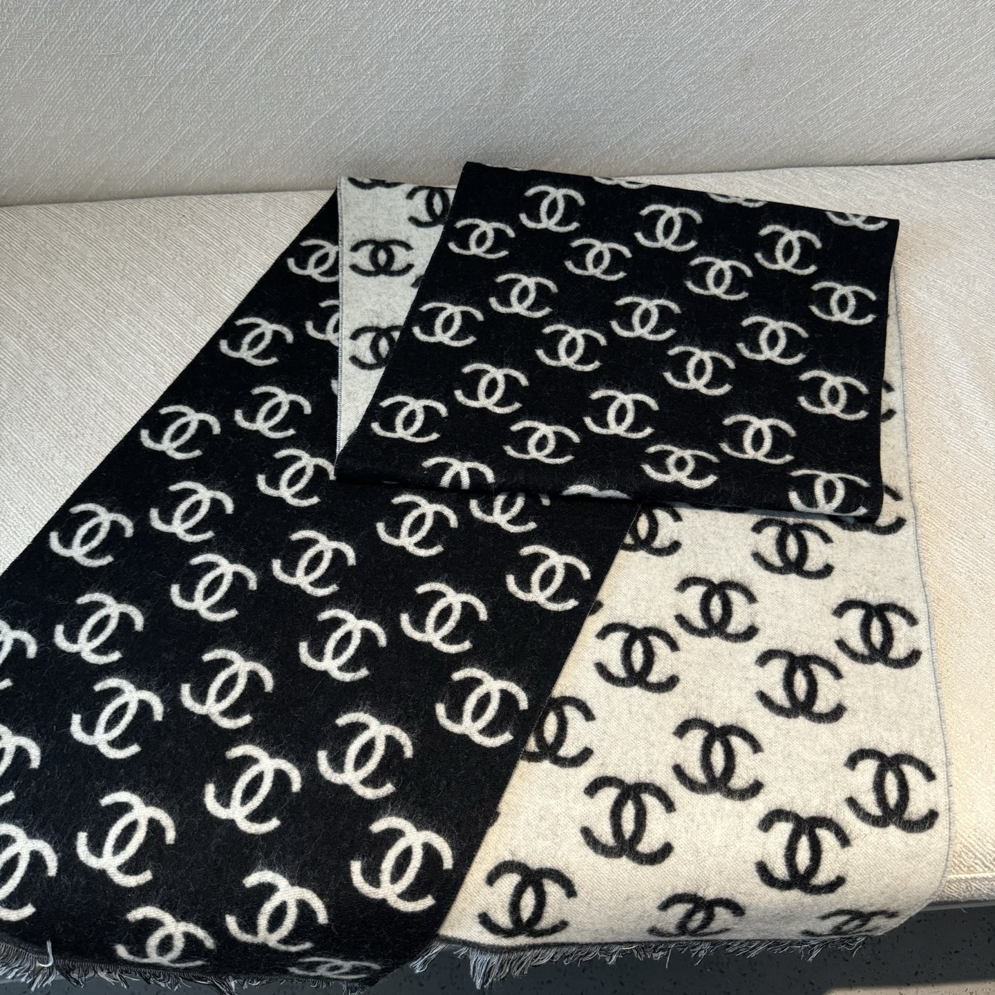 Chanel 新款秋冬经典系列围巾极致黑与白的碰撞，经典的灰色系打造，加上经典的满Logo点缀，浑身上身