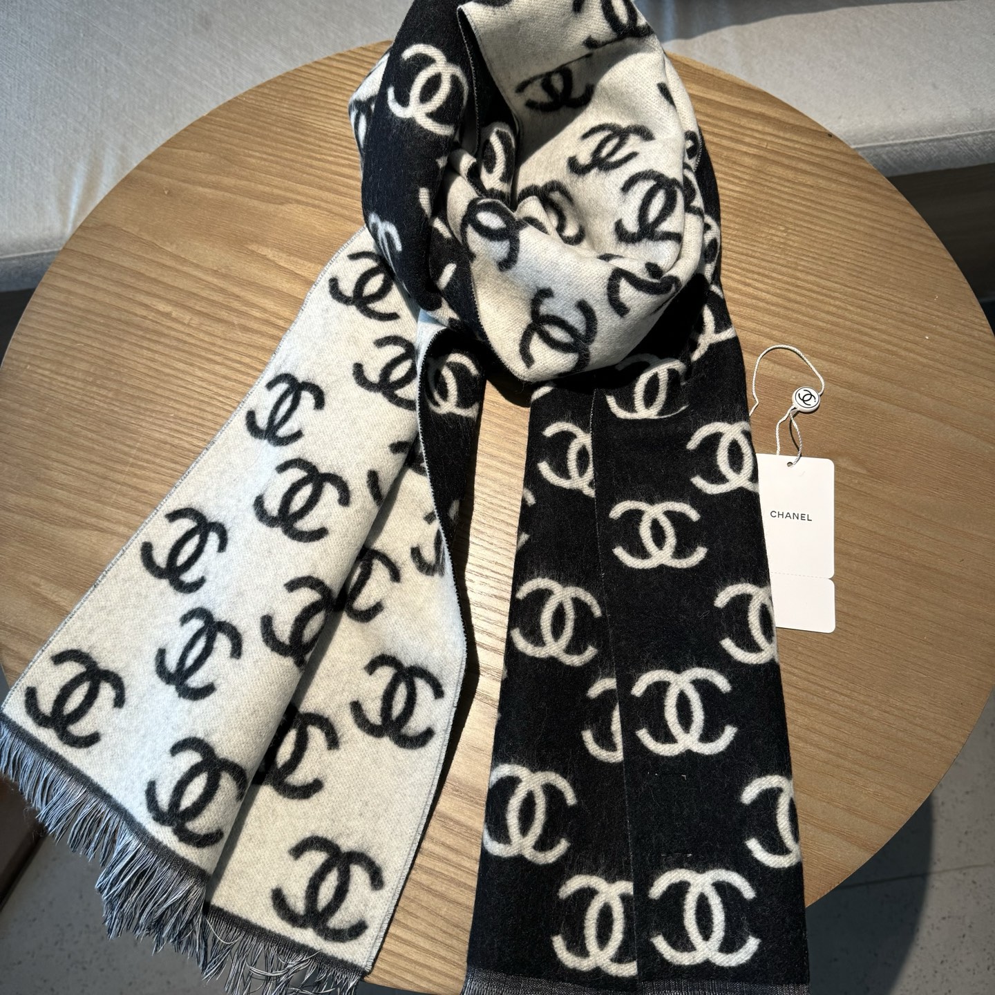 Chanel 新款秋冬经典系列围巾极致黑与白的碰撞，经典的灰色系打造，加上经典的满Logo点缀，浑身上身