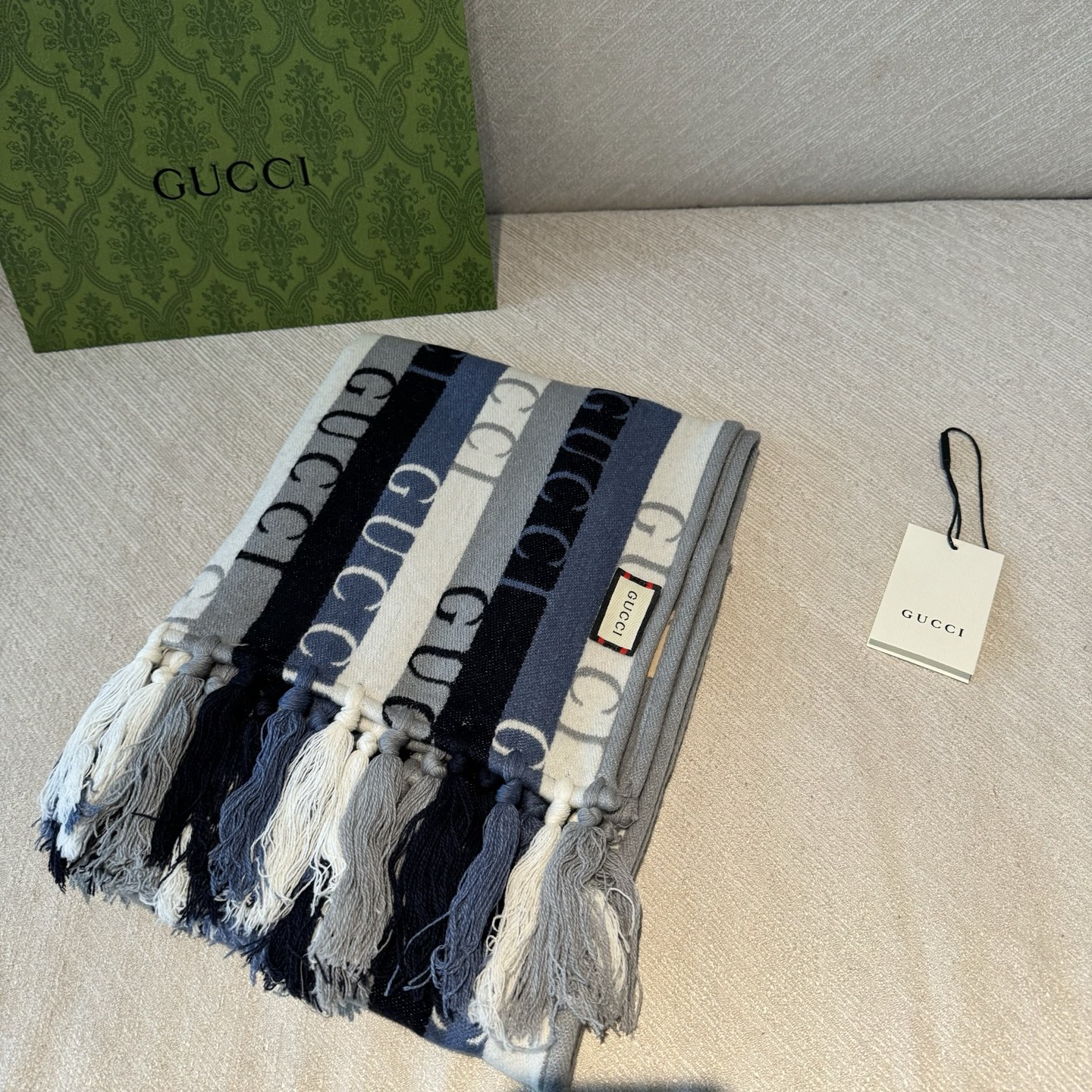 条纹包边✨✨Gucci · 古奇经典羊绒围巾❗来个硬货.麻溜的安排上.纯正出口❗原订单已经交货一批，其中