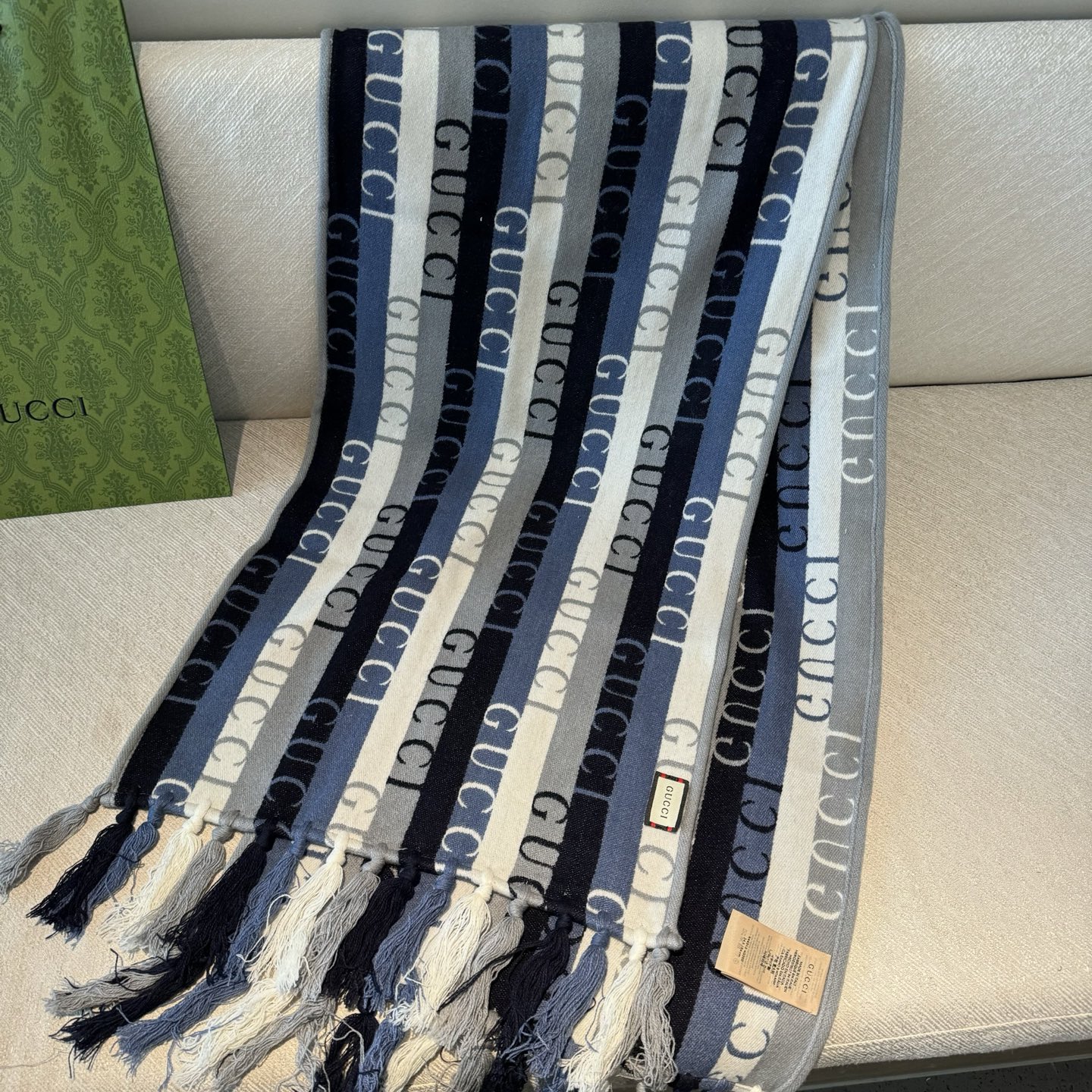 条纹包边✨✨Gucci · 古奇经典羊绒围巾❗来个硬货.麻溜的安排上.纯正出口❗原订单已经交货一批，其中