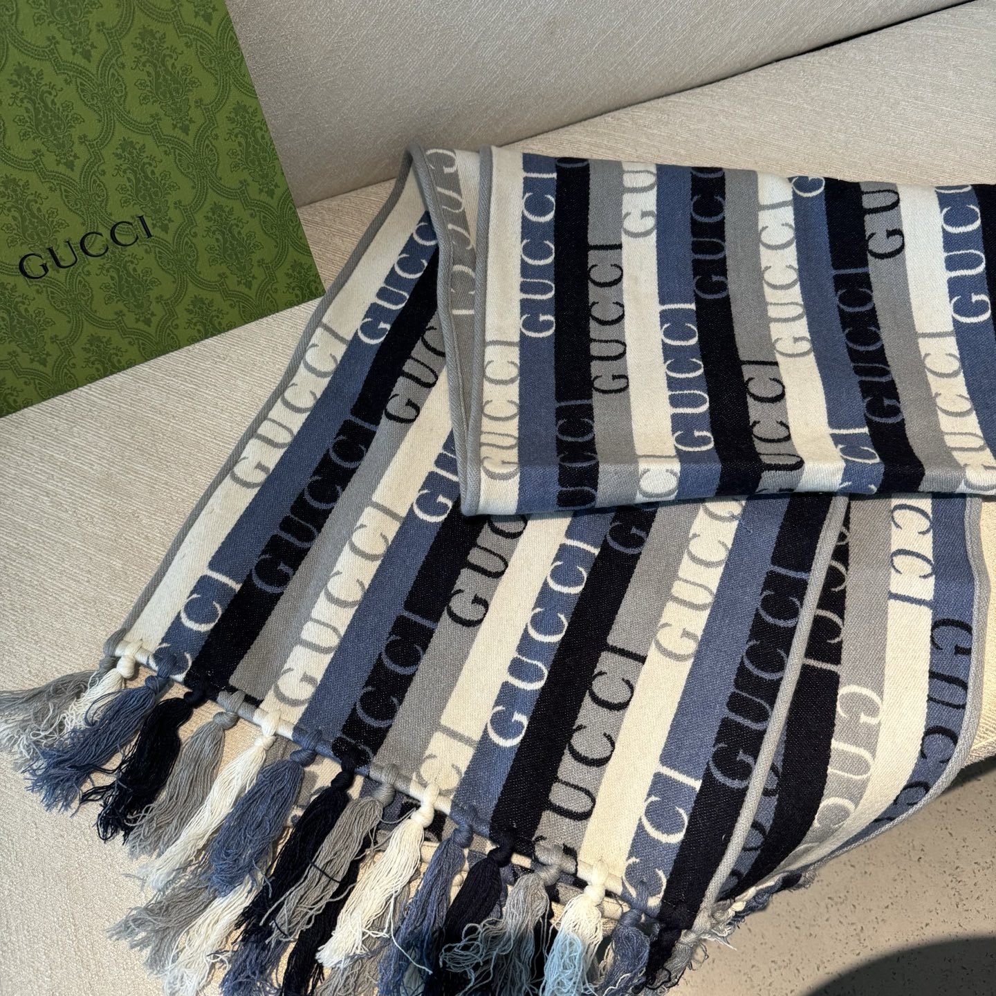 条纹包边✨✨Gucci · 古奇经典羊绒围巾❗来个硬货.麻溜的安排上.纯正出口❗原订单已经交货一批，其中