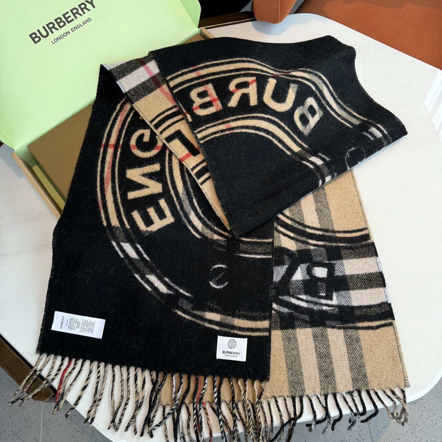 巴宝莉 2025秋冬新品！！看到了围巾的天花板👇巴宝莉BURBERRY！双面双色羊毛围巾圆环logo设计