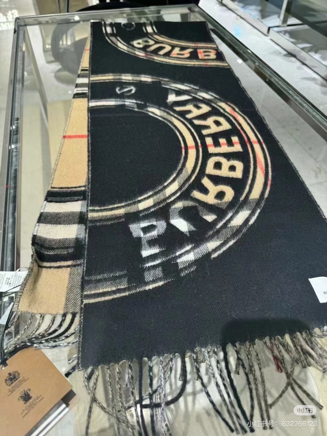 巴宝莉 2025秋冬新品！！看到了围巾的天花板👇巴宝莉BURBERRY！双面双色羊毛围巾圆环logo设计