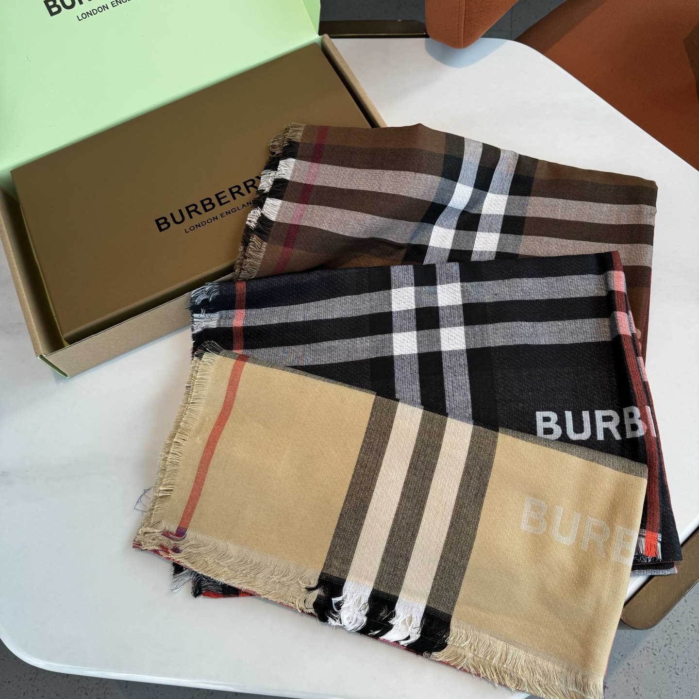 ✨✨永远的时髦‼️Burberry经典格薄款钻石纹丝绒围巾~难得的经典格，这样的格子真的每年看都觉得好看